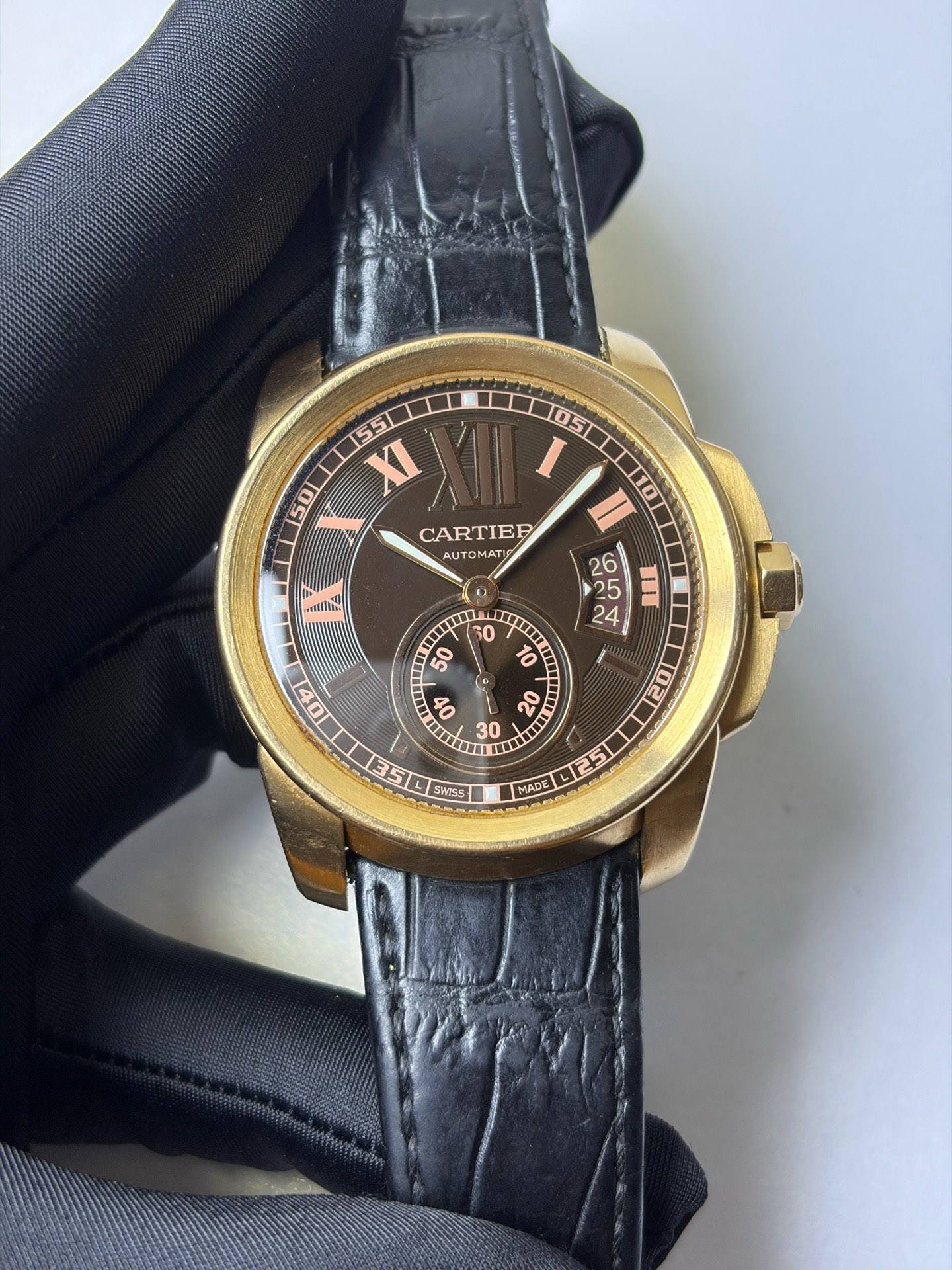 May be an image of wrist watch and text that says 'OST I 50 551 XI CARTIER AU TOMA MATI 10 സாන் 26 25 م 24 กิง 6O oIII 10 50 00 ዐንዋ 40 20 ρα 30 351 SWISS MISS MADE'