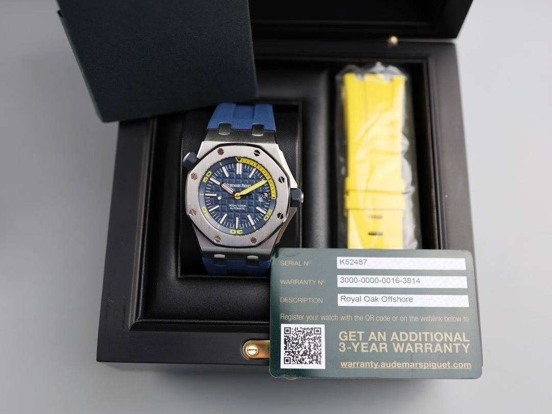 May be an image of wrist watch and text that says '愛 대196 Khap יי 100mare ይ SERIAL N K52487 WARRANTYN DESCRIPTION Royal Oak Offshore Registe your watch with OP code o the…