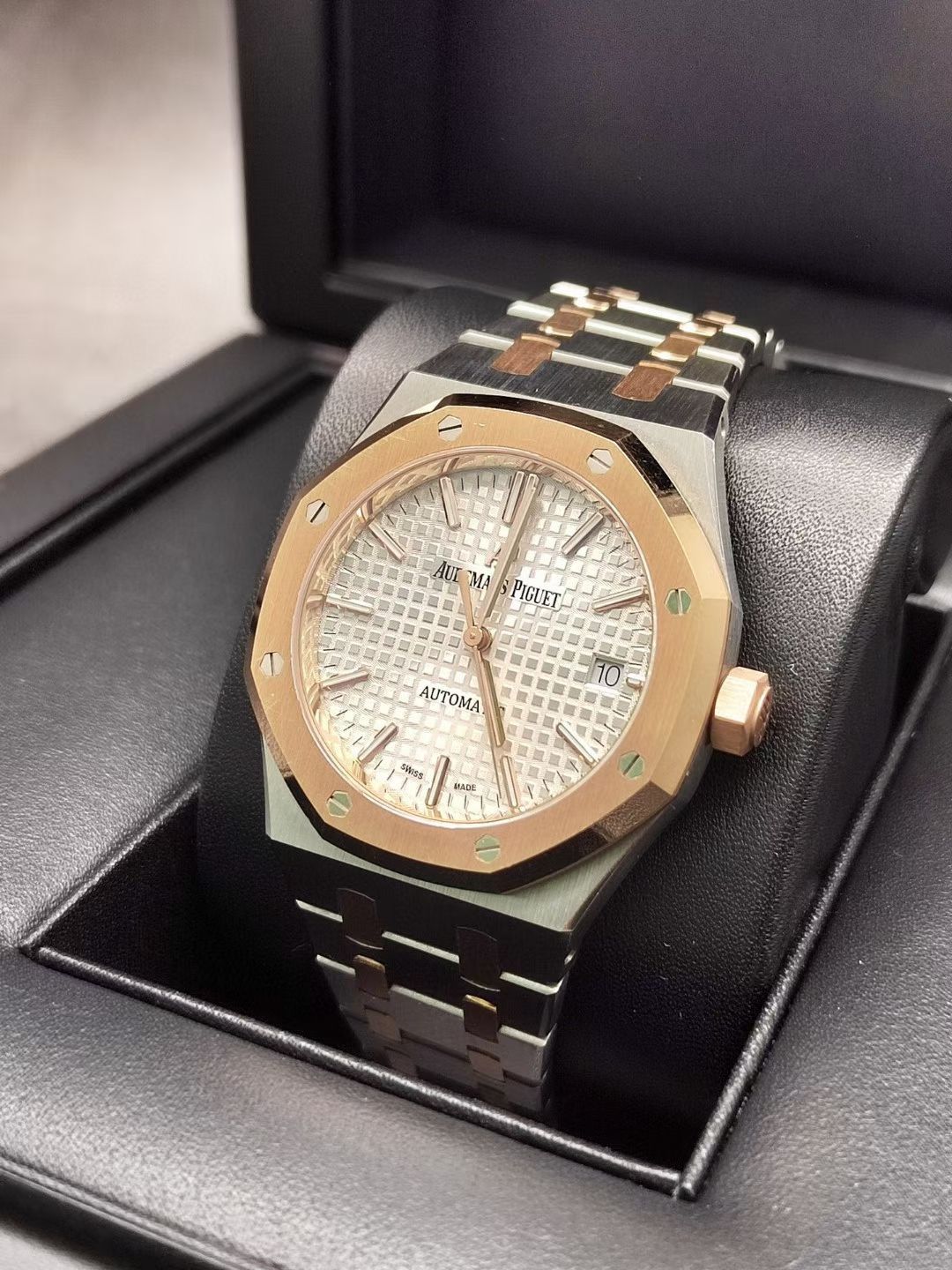 May be an image of wrist watch and text that says 'MA PIGUET AUTOMA O SANSS MA.DE'