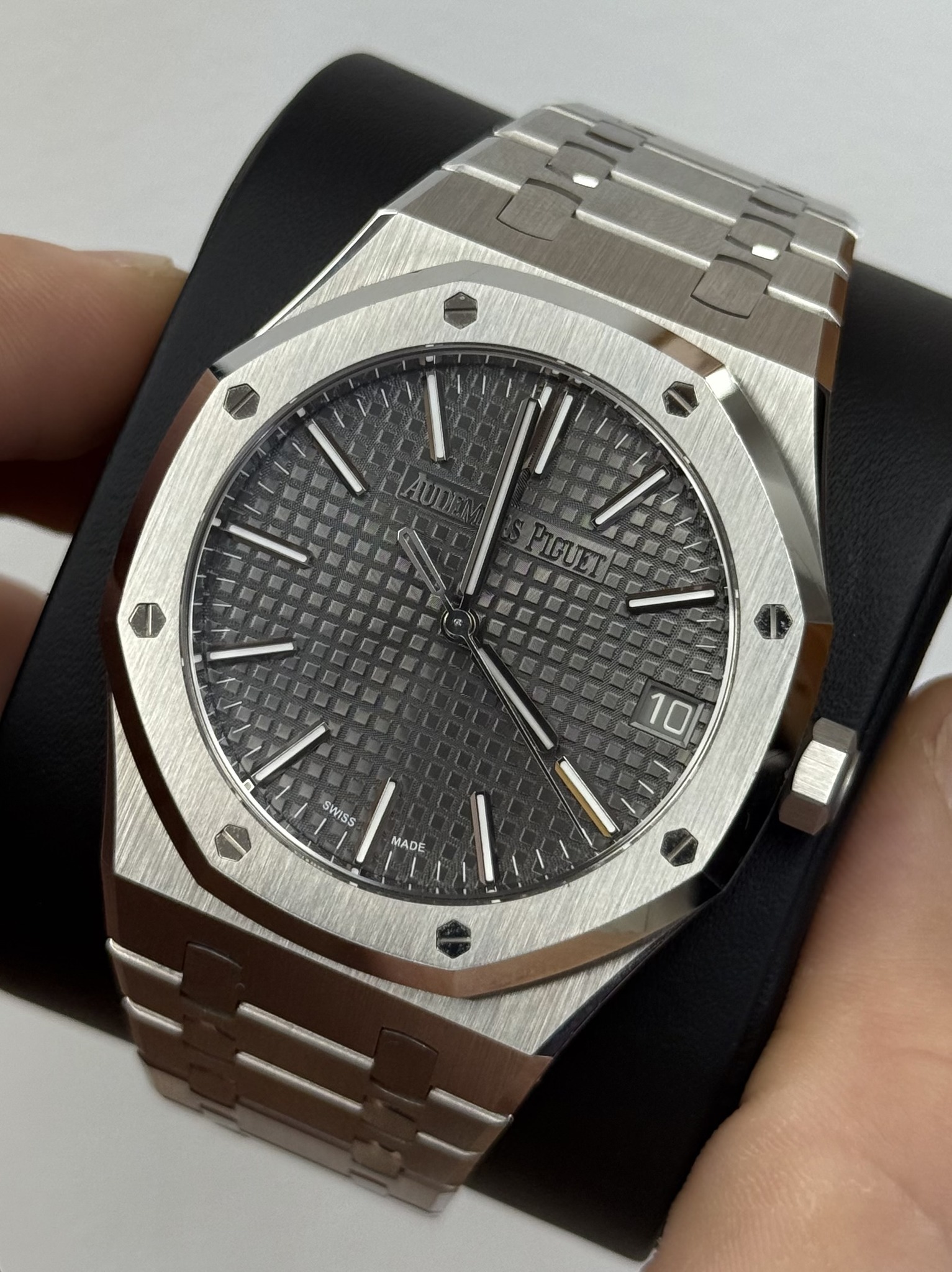 May be an image of wrist watch and text that says 'DL 2 SWISS O MADE'