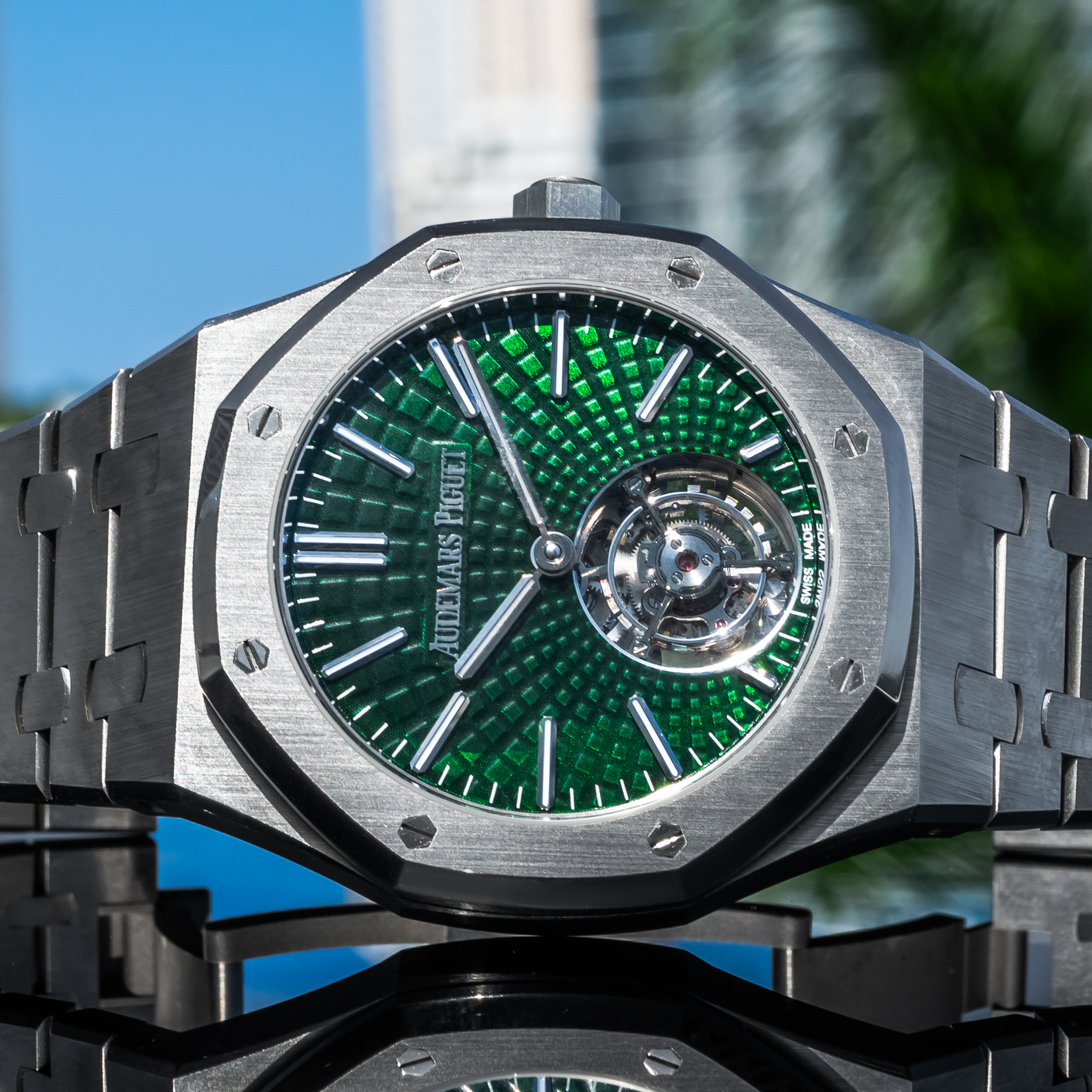 May be an image of wrist watch and text that says '١ 5 F 2 00 ل PIGUET AUDEMARS d BOν BOЙ SSING ل e fo'