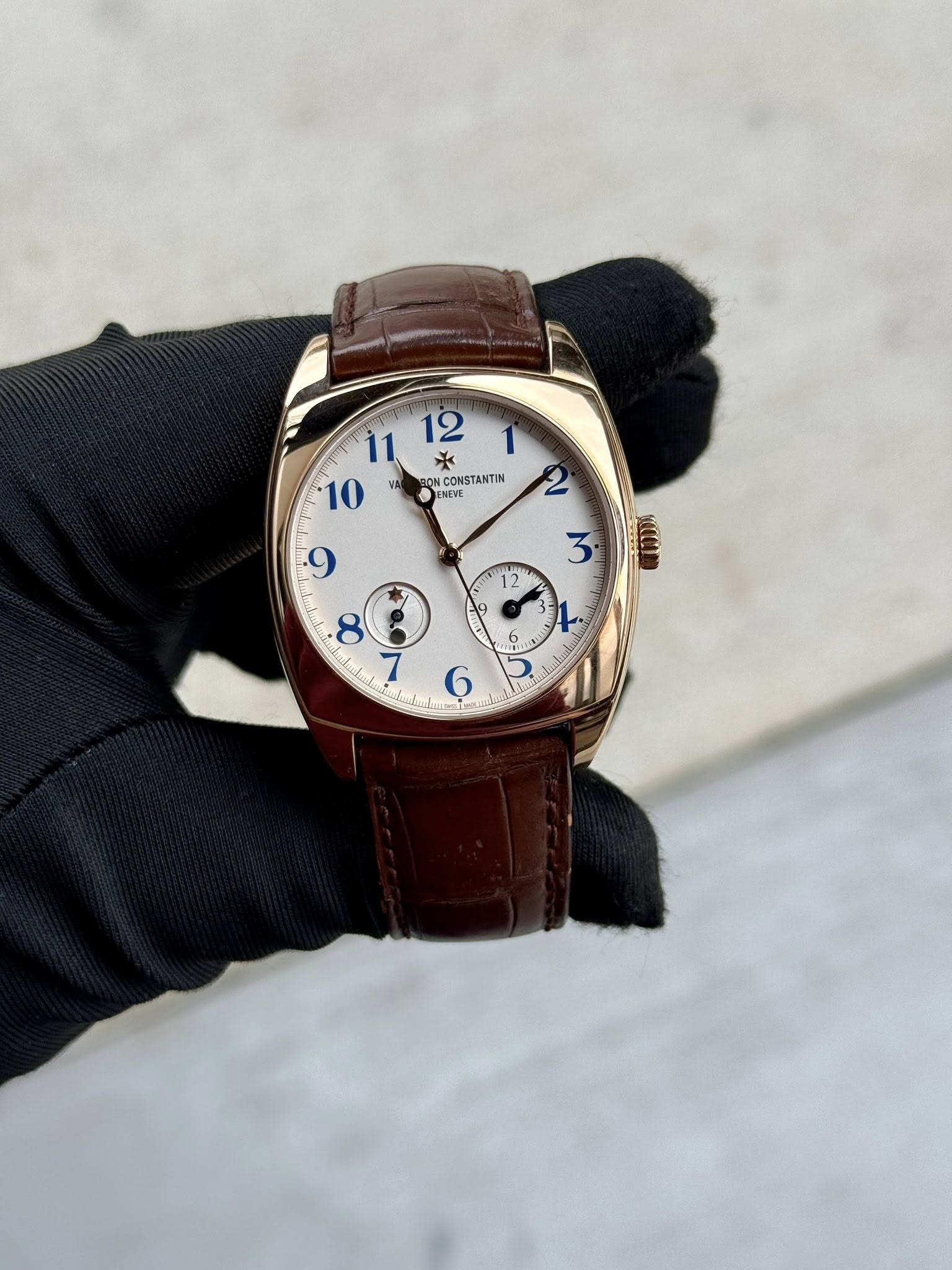 May be an image of wrist watch and text that says 'Γ. i1 水 ¥ 12 10 ONCONSTANTIN + ENEVE 9 8 ® ۸ 6 2 ب 12 水電館 9 L 6 LL'