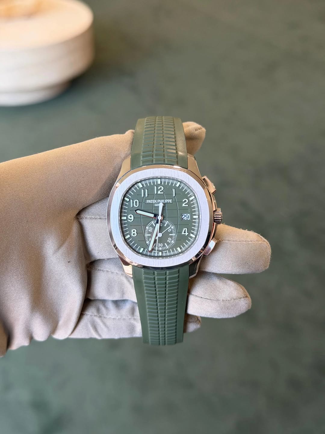 May be an image of wrist watch and text that says 'ي ሀጥታሃ Ⅱ 12 0 PATEKPHU PFE / := 4 S N 0 مد 古理 61811 30'