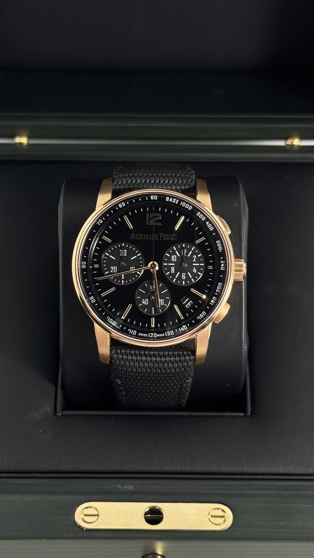 May be an image of wrist watch and text that says '85 70 60 BASE 300I I 8U 160 I00I រច enss Evss120Mwx130'