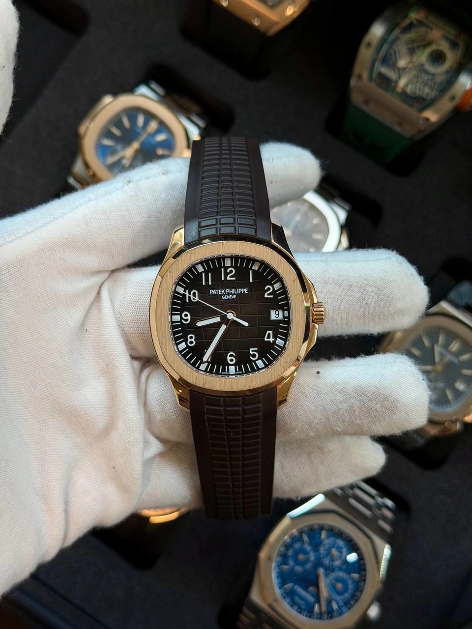 May be an image of wrist watch and text that says '鍝佸搧 PATE PATEKPHILIPP KPHLI PHILIPPE GENEVE '