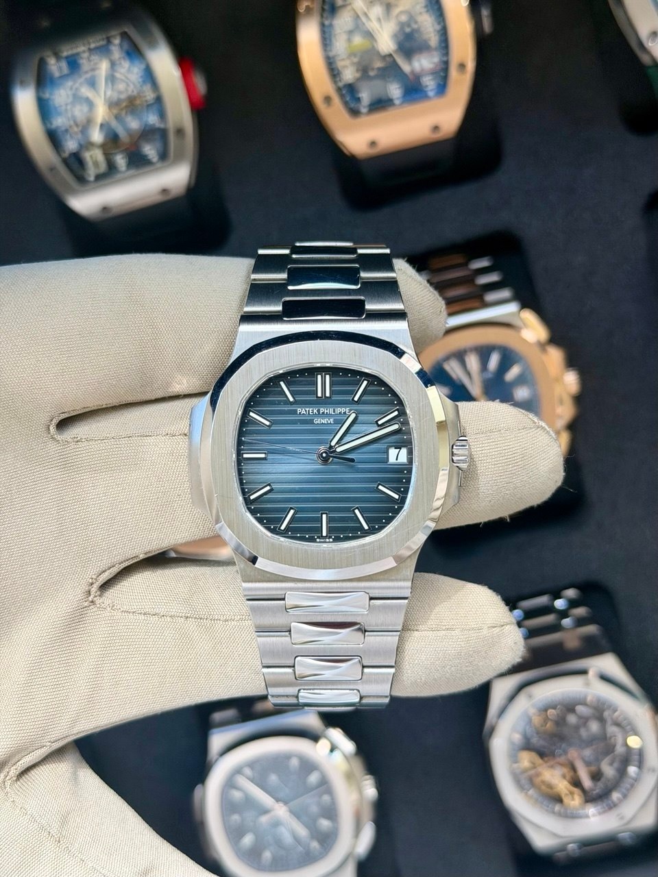 May be an image of wrist watch and text that says 'PATEK PHEIP KIPPE IPP GENEVE GEND I 7 E SWsE'