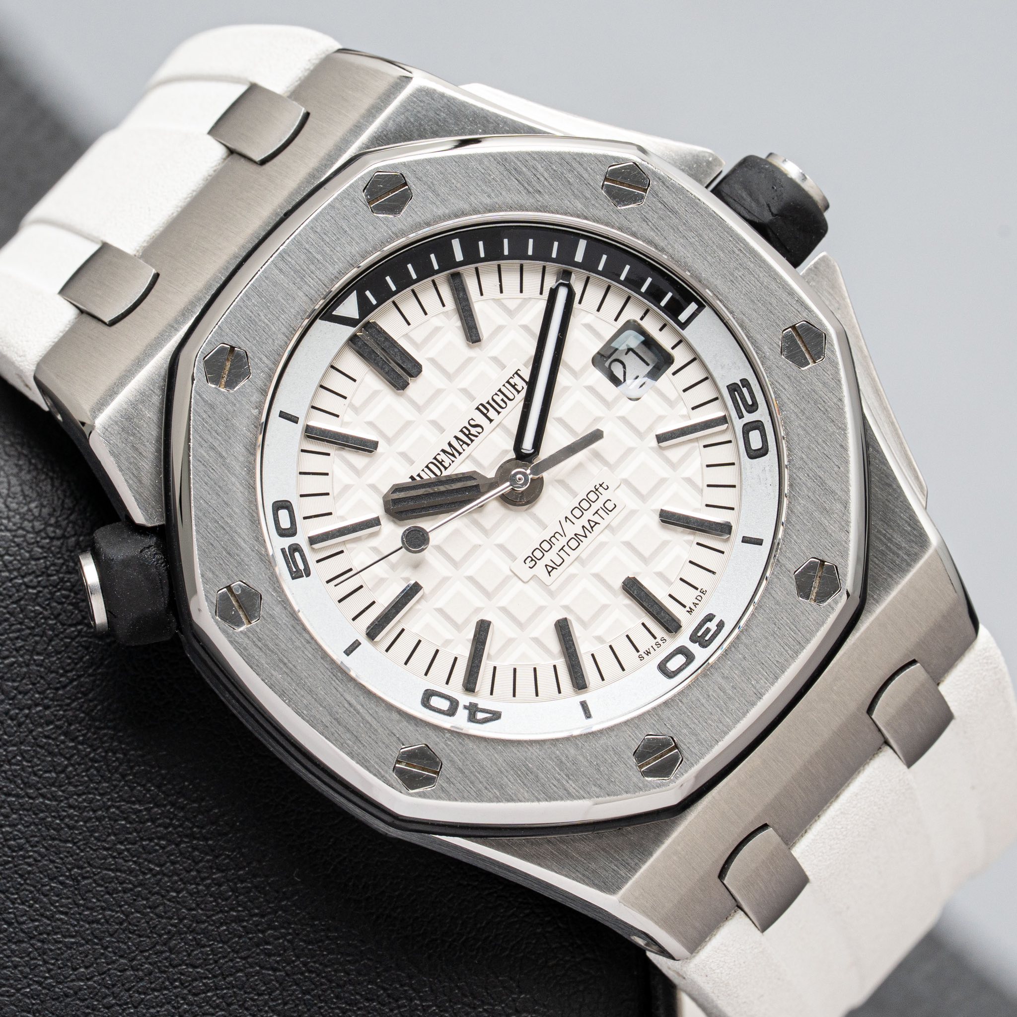 May be an image of wrist watch and text that says ' PIGUEI DEMARS ១ 1000ft AUTOMATIC AUT TIC o 300m/ 300m/1000ft سبة OMA ساك SISS IS S O'