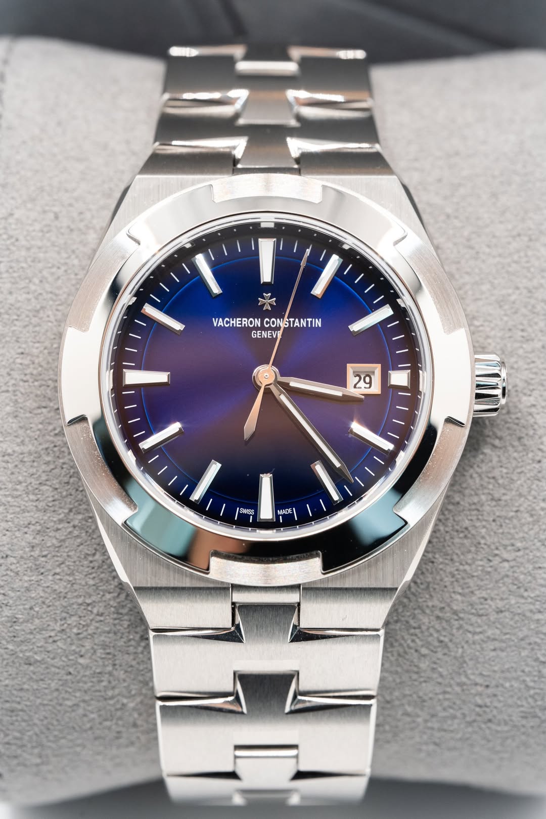 May be an image of digital watch and text that says 'VACHERON VACHERONCONSTANTIN CONSTANTIN GENEV 29 SAtG MADE MADE'