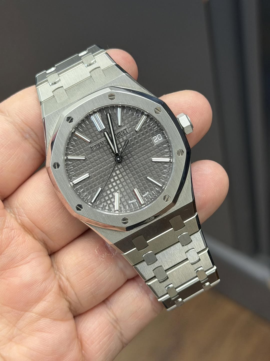 May be an image of wrist watch and text that says 'l 2'