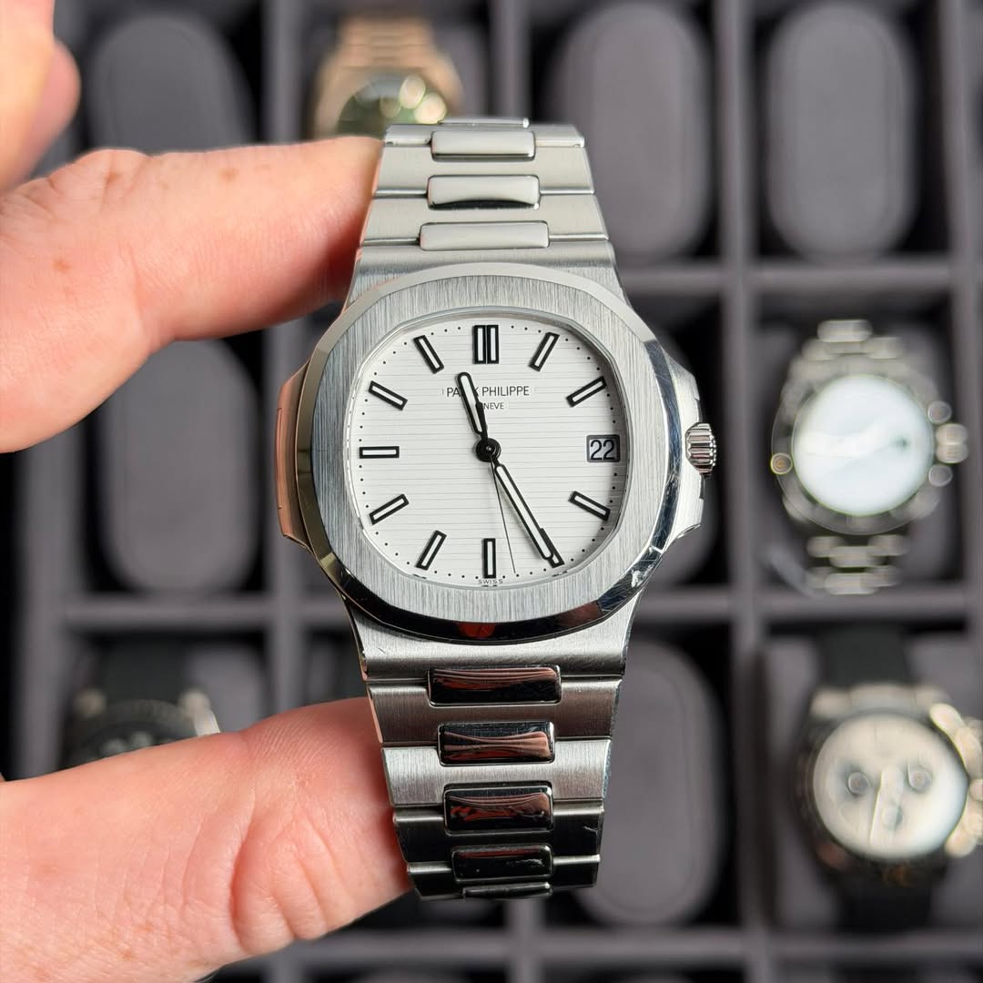 May be an image of wrist watch and text that says 'D II l * O H PHI น PHILPPE PE ENE 22 O D. I'