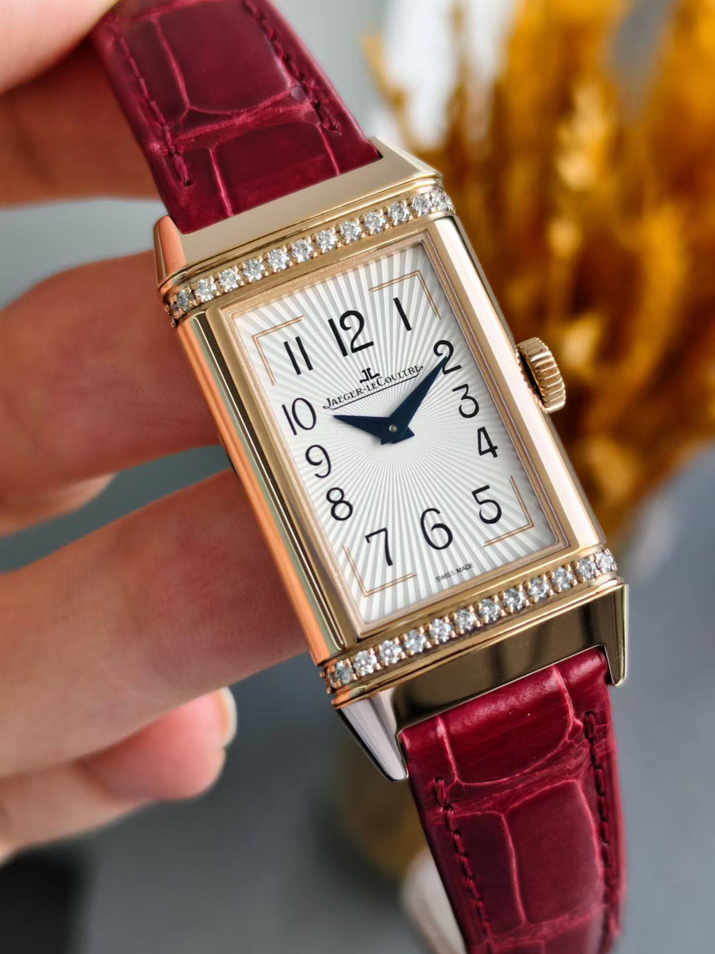 May be an image of wrist watch and text that says '1|121 V Il 12 سالا OULIRY 2 10 JAEGEE SMSSNADE'