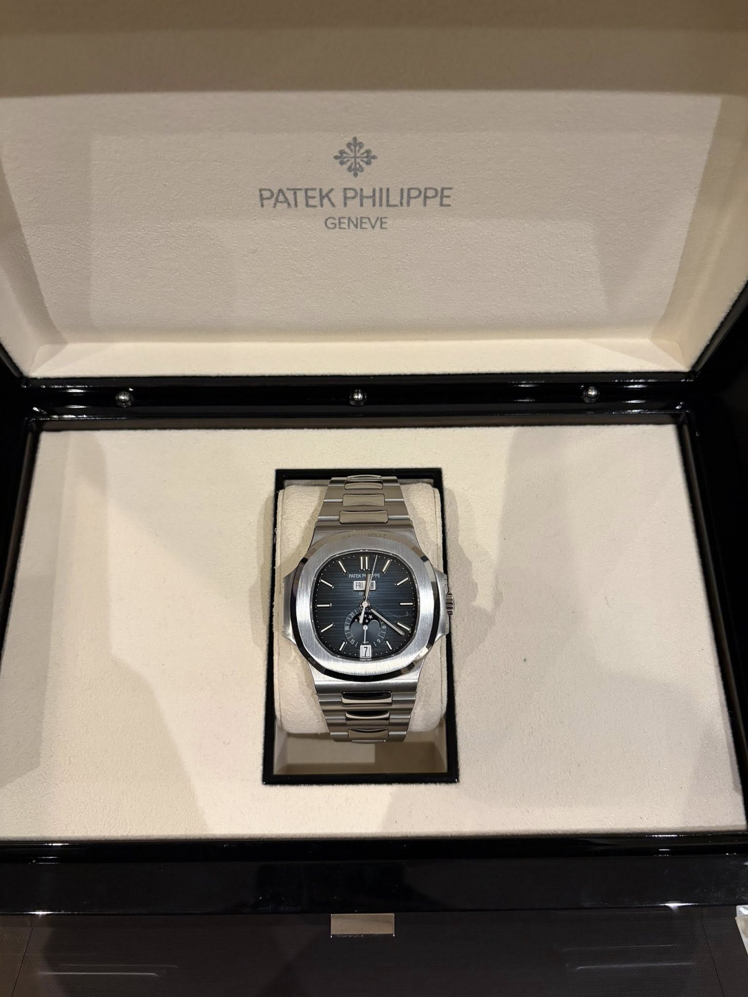 May be an image of wrist watch and text that says 'PATEK PHILIPPE GENEVE -'