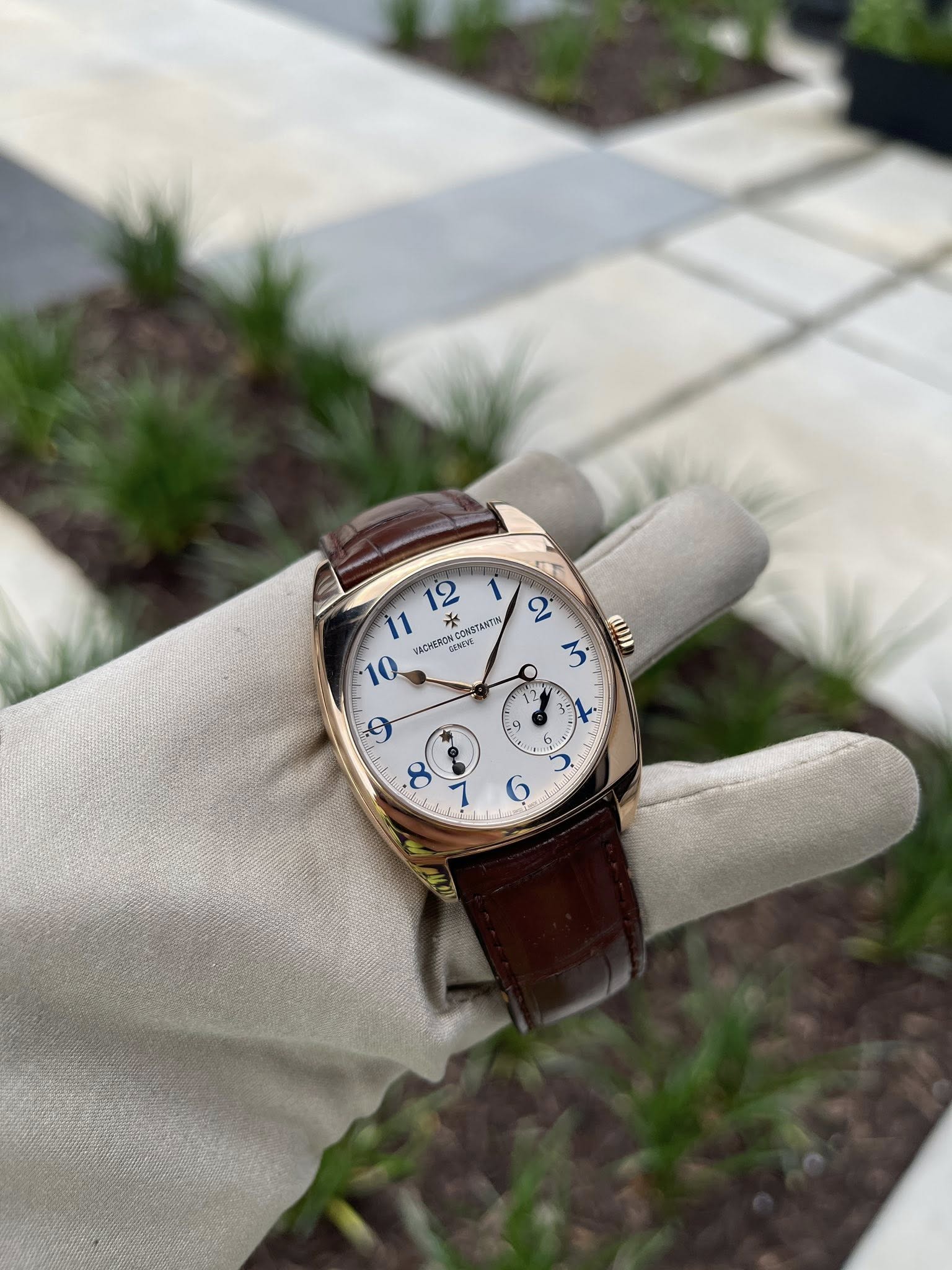 May be an image of wrist watch and text that says '12 CILCON EH CONSTANTIN I 11 ¥ VACHER RGNCONS CN味 10 ب α N W C 3 1 : C 9 9 8 7'