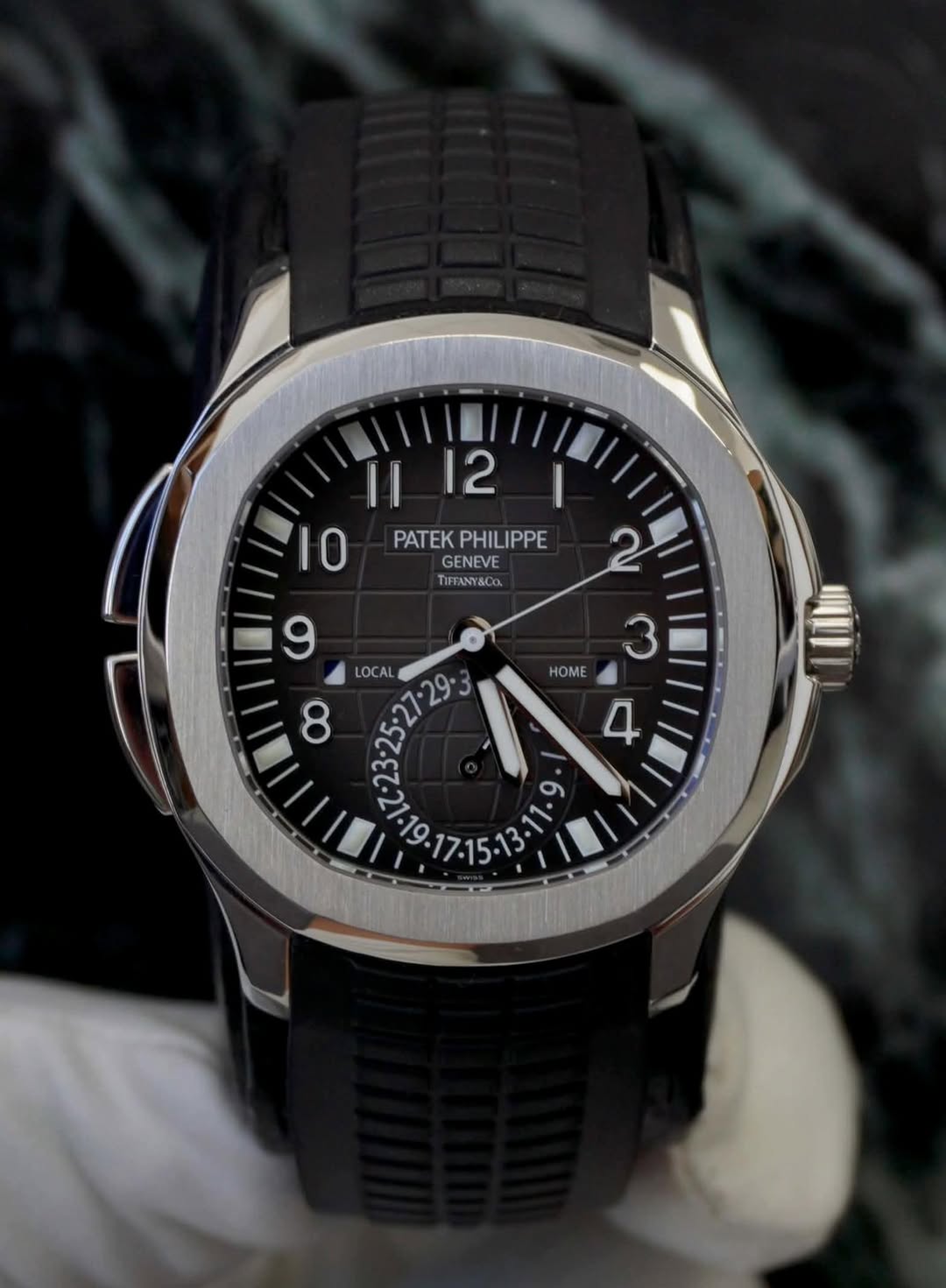 May be an image of wrist watch and text that says '1|12 |l 12 I I0 PATEK PATEKPHILIPPE PHILIPPE GENEVE TIFFANY&CO 2 9 3 三前 LOCAL HOME 8 4 P518419 و'