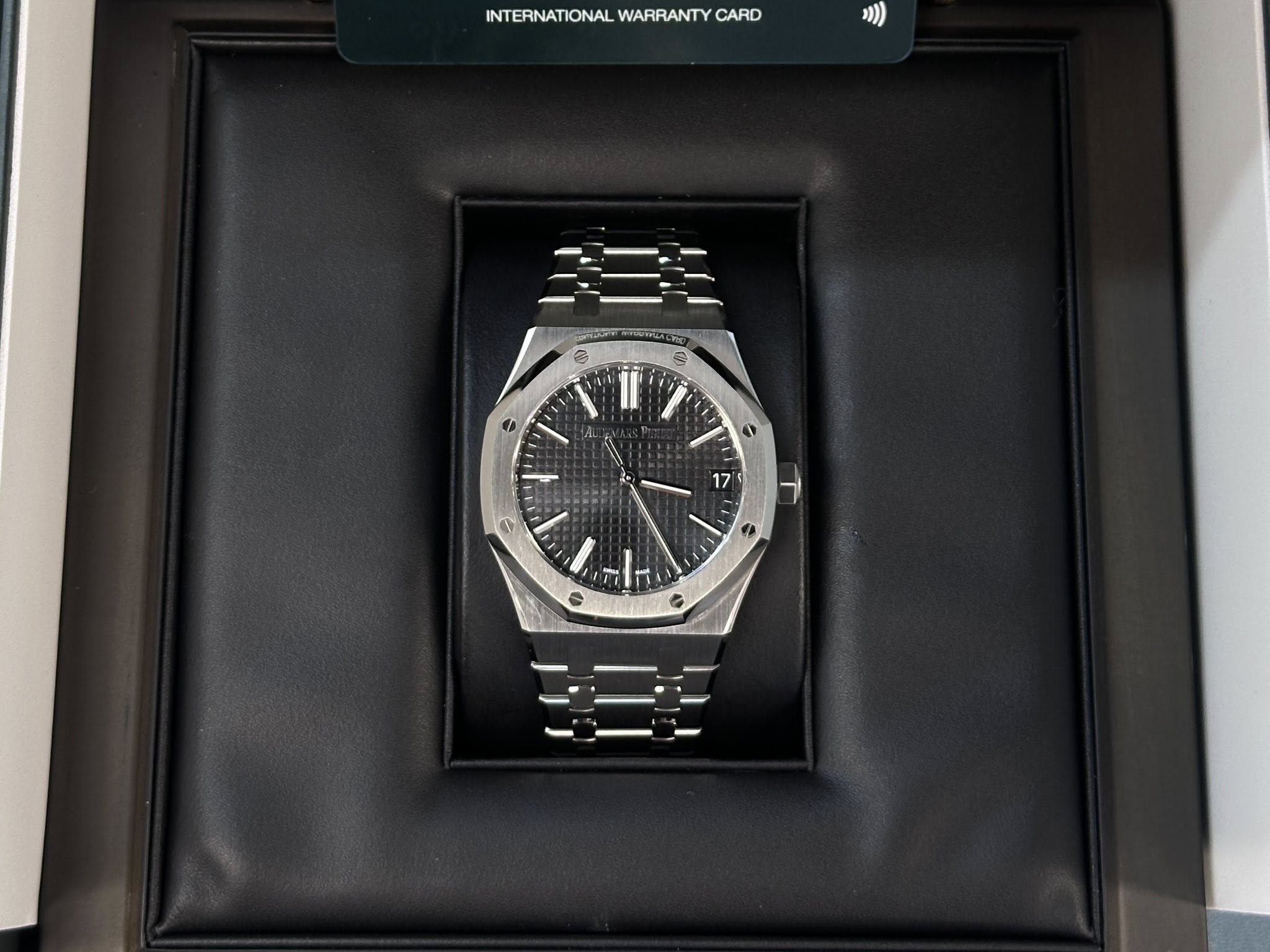 May be an image of wrist watch and text that says 'INTERNATIONAL WARRANTY INTERIVATIONALWARRANTYCARO CARD り) e 命 = 17 4 き 人 I SEE'