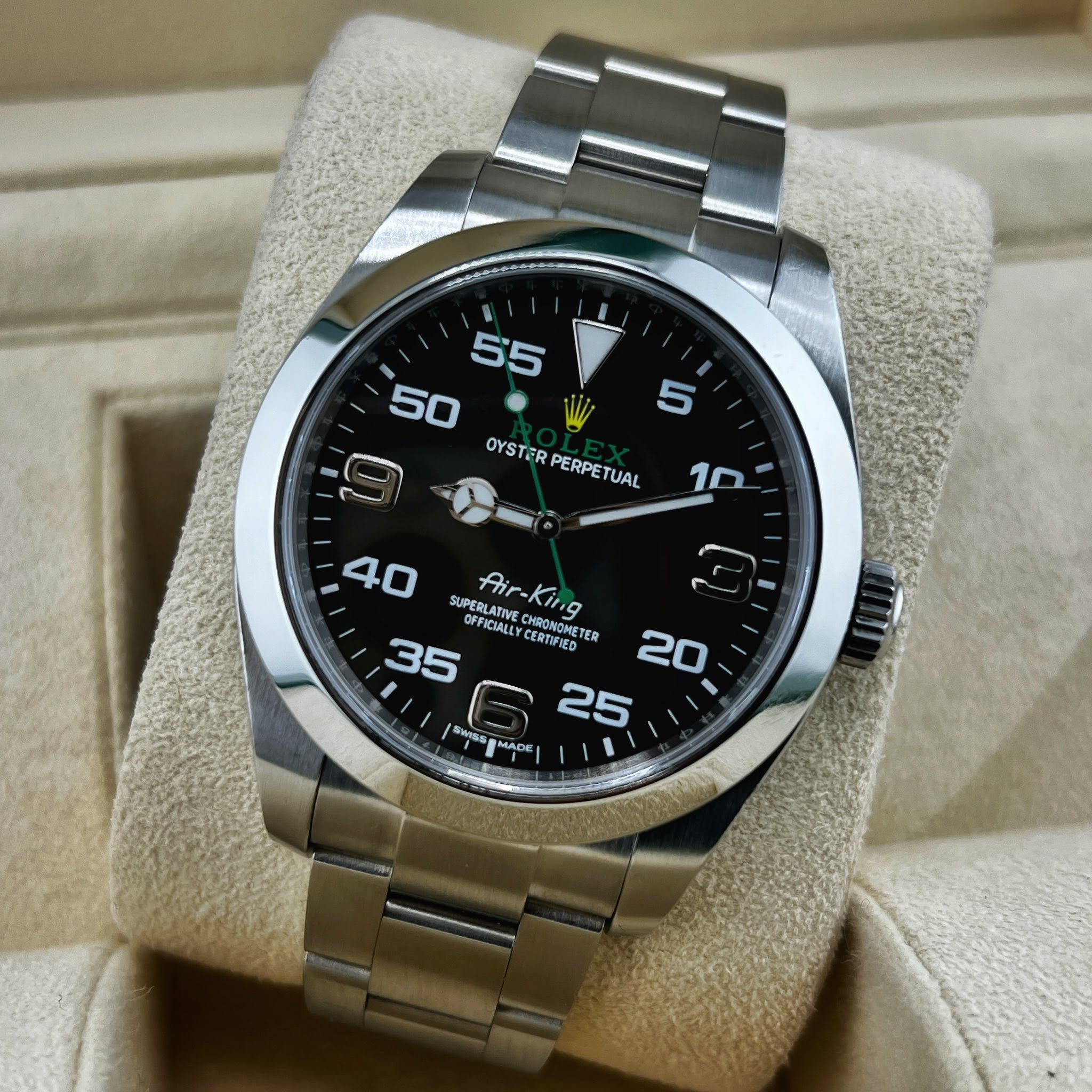 May be an image of wrist watch and text that says ' OYSTER OYSTERPERPETUAL PERPETUAL 10 40 SUPERLATIVE UPERLATIVECHRONCMET Hir-king OFFICIALL FFICIALLY CERTIFIED HRONCMETE TER ER I…