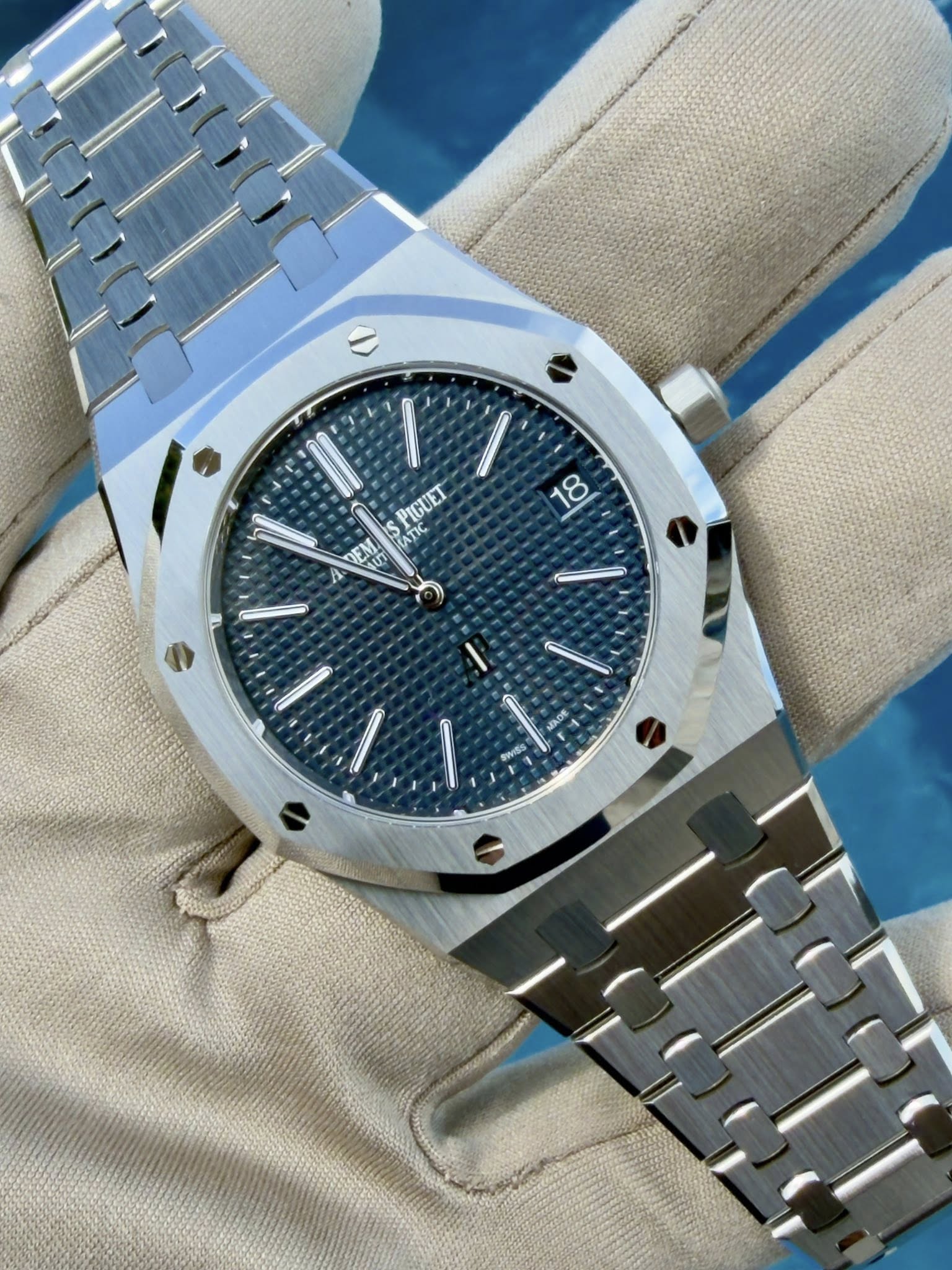 May be an image of wrist watch and text that says 'PIGUET AT EN C I1 MATIC ATC ا ATIO A 18'