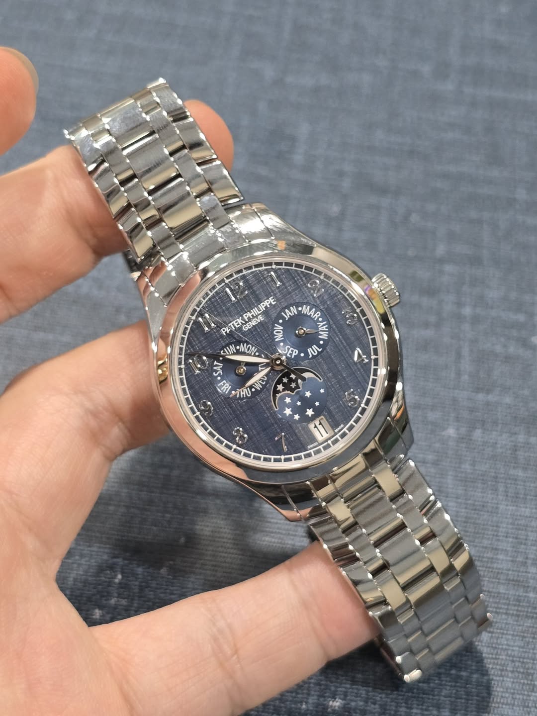 May be an image of wrist watch and text that says 'PATEK GENEVE GENCYE P&TEKPHILIPPE HILIPPE JAN MAR 人 CUNMMO tED UL SAT 彩 ገዛውቡ THUSWEU •Wt is فهم S م'