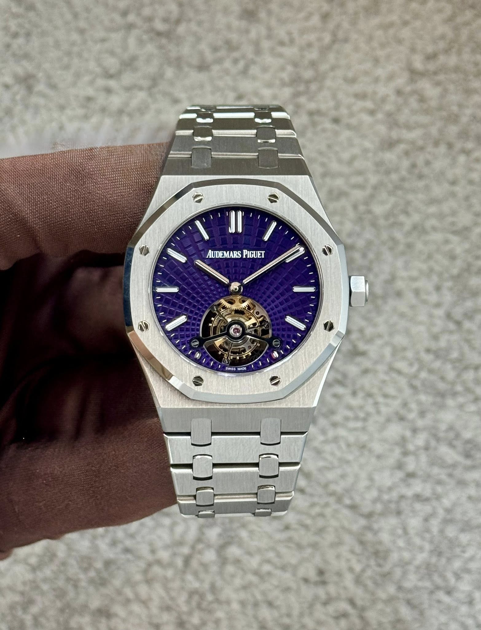 May be an image of wrist watch and text that says 'AUDEMARSPIGUET AUDEMARS PIGUET 1 ي S م'