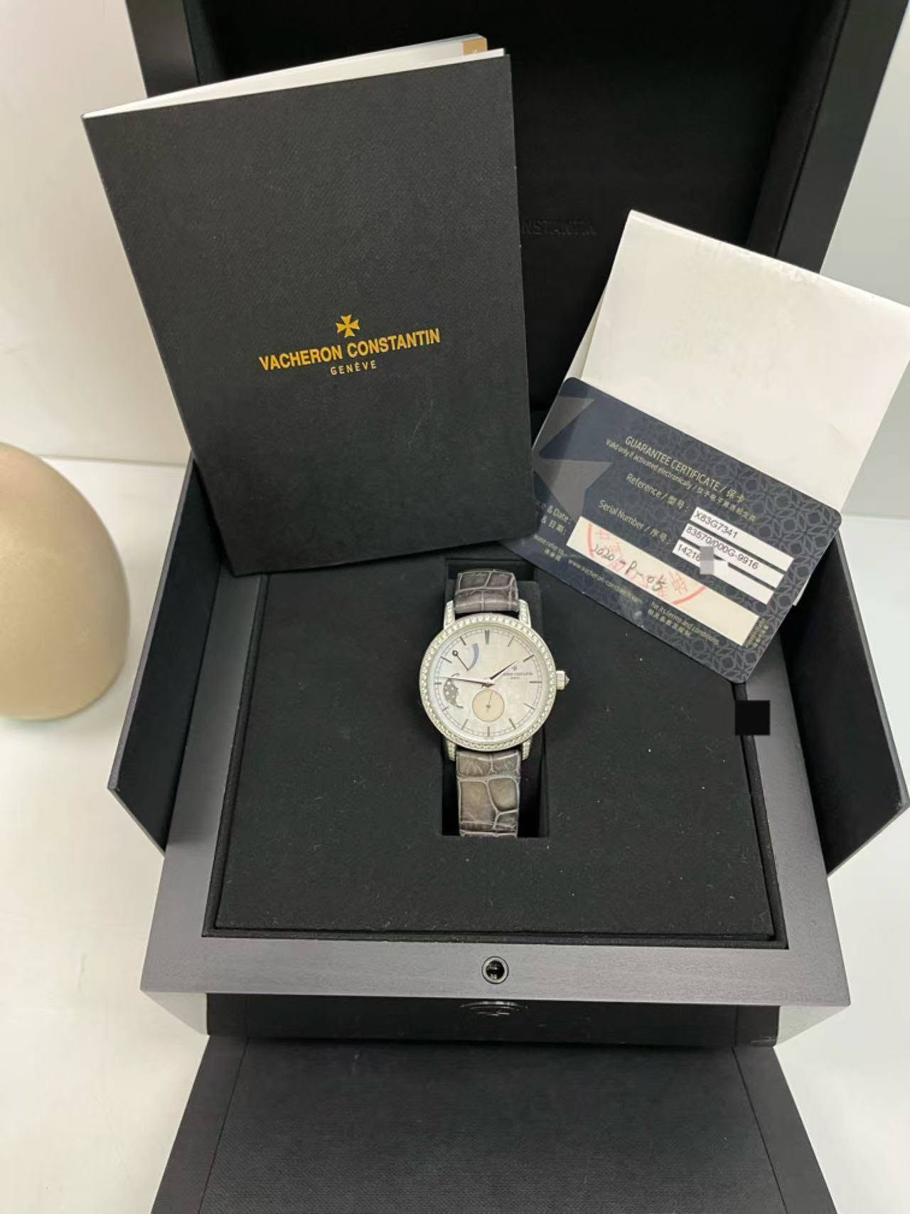 May be an image of wrist watch and text that says 'VACHERONCONSTANTIN VACHERON VACHERONCO GENEVE CONSTANTIN 1200학g GUARANTEE Reference/ SUKRANTCE CERTFFICATE Seraliumber 후력 6357…