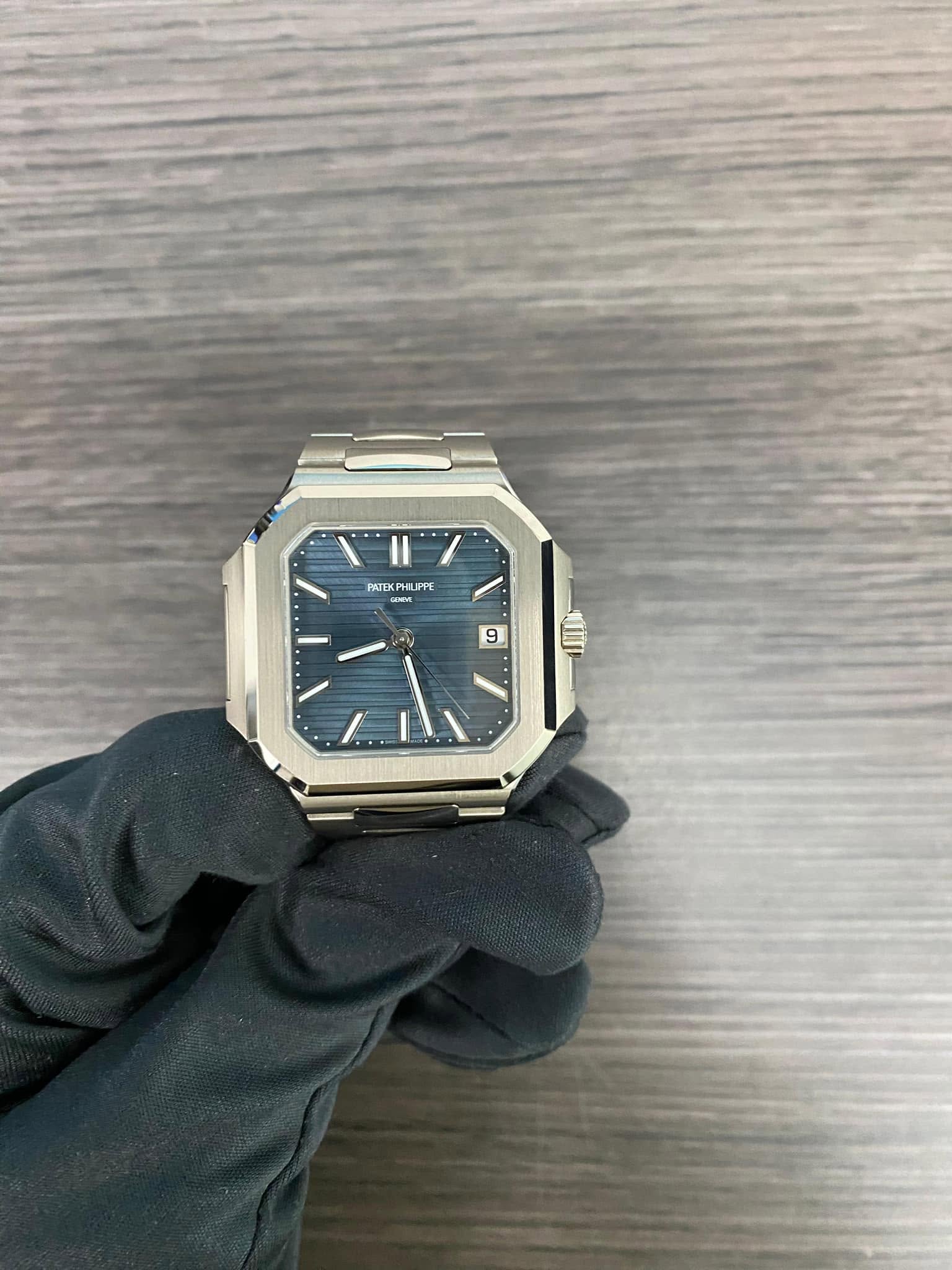 May be an image of wrist watch and text that says 'PATEK PATEK TEKPHILIPPE HILIPPE ua 9 الله'