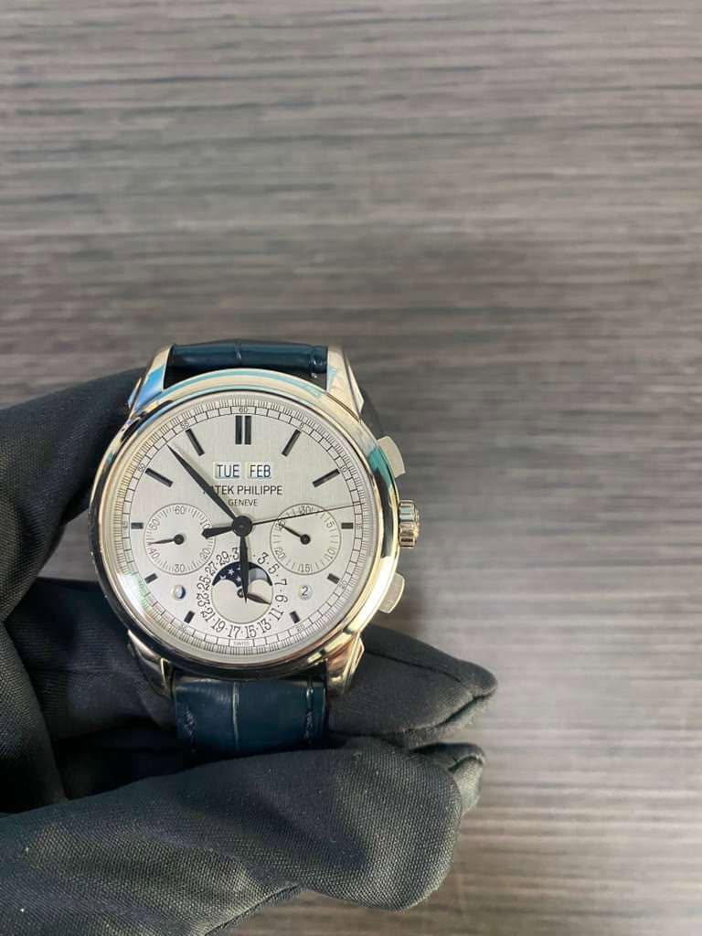 May be an image of wrist watch and text that says 'TUE FEB TEK EKPHILIPPE GENEVE 50m COUD 5 جی 23 10! 20 の. 7.0n '