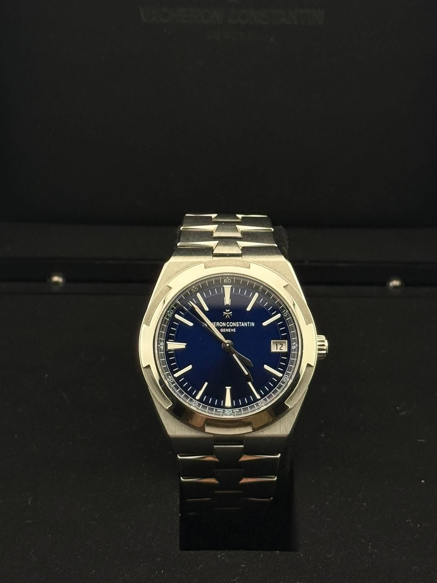 May be an image of wrist watch and text that says 'RONCONSTANTI NEVE 12 涔嬬仯 I'