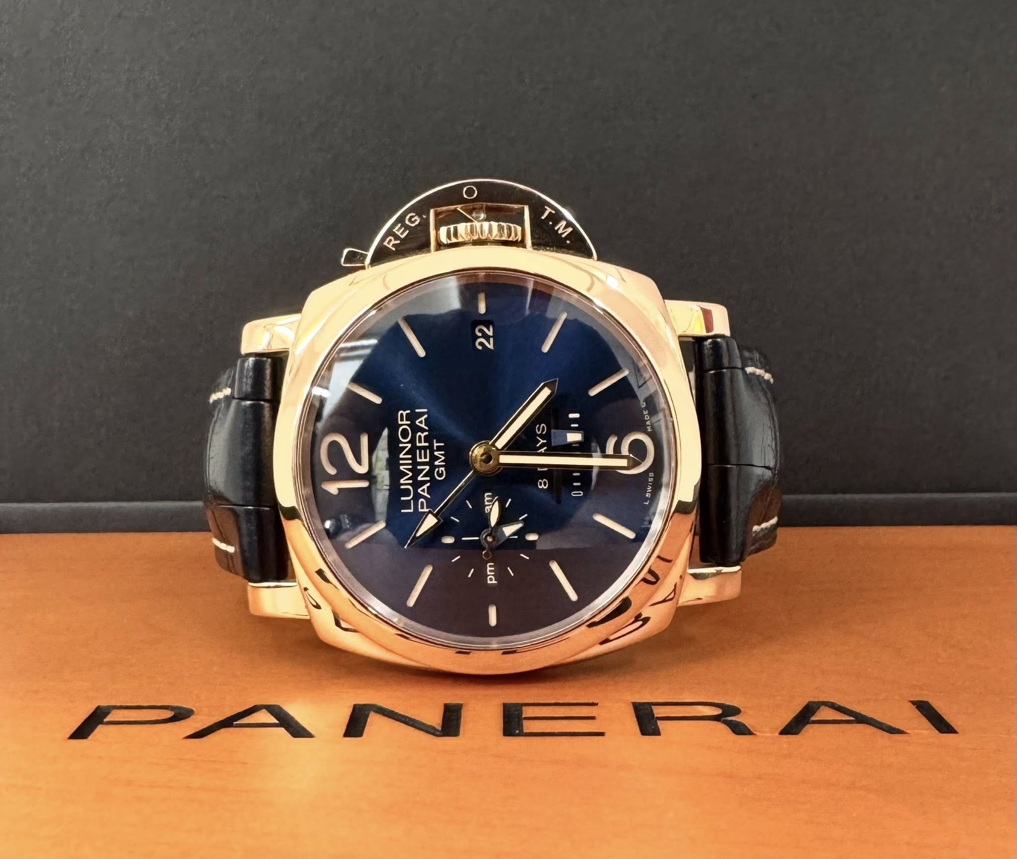 May be an image of wrist watch and text that says 'O REG. CUQUD) M 22 YS ה 12 ΗΑΝ LUMINOR LUMERAI ANET ANERAI GMT GM ส 00 am 9 - pm PANERAI ER PANE'