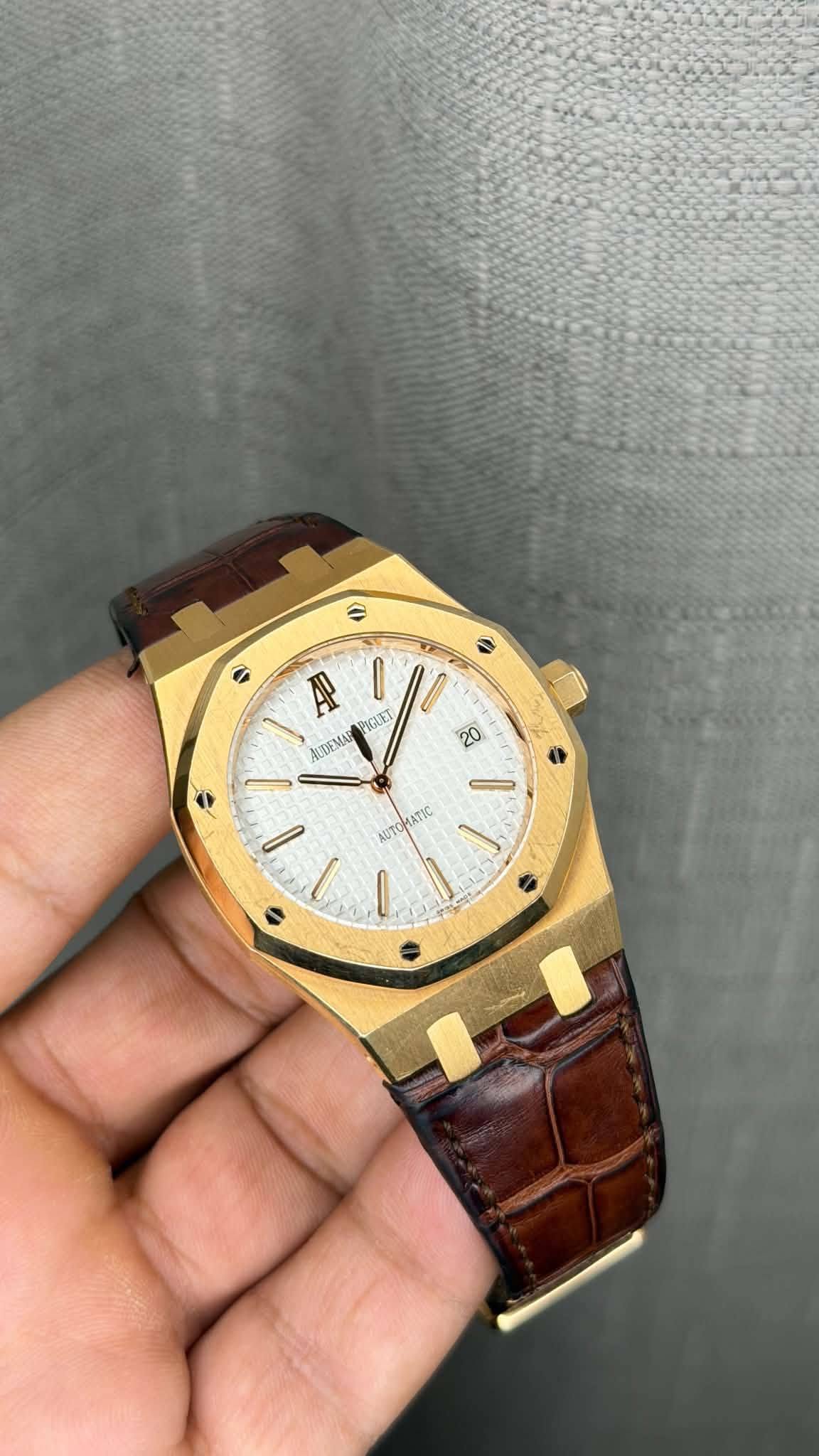 May be an image of wrist watch and text that says 'e 수 G a AP የገንን 0 መንላል 20 ۱ AT TOύATΙC ATIC AUTO I'
