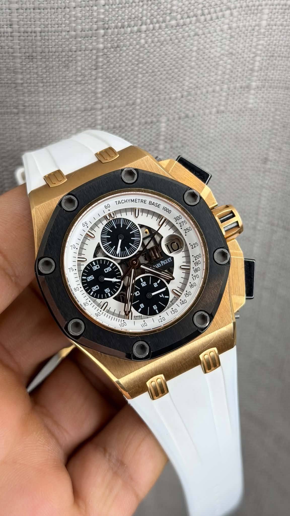 May be an image of wrist watch and text that says '65 TACHYMETRE BASE • ミ 225 دن PIGLA 2 F T P i00 n u 4 色 &% 90/ Si I MЛ MJr 110 10'