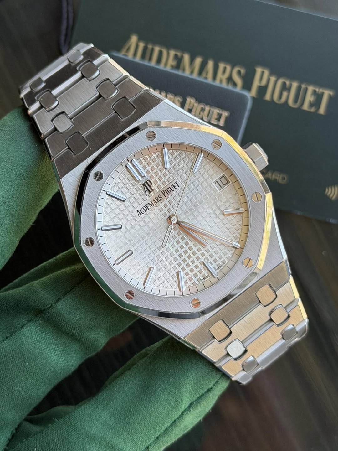 May be an image of wrist watch and text that says 'AUIDEMARS PIGUET 9C PIGUET 白 AP PIGUET AUDEMARS AUULMARS AUDEMARS 000'