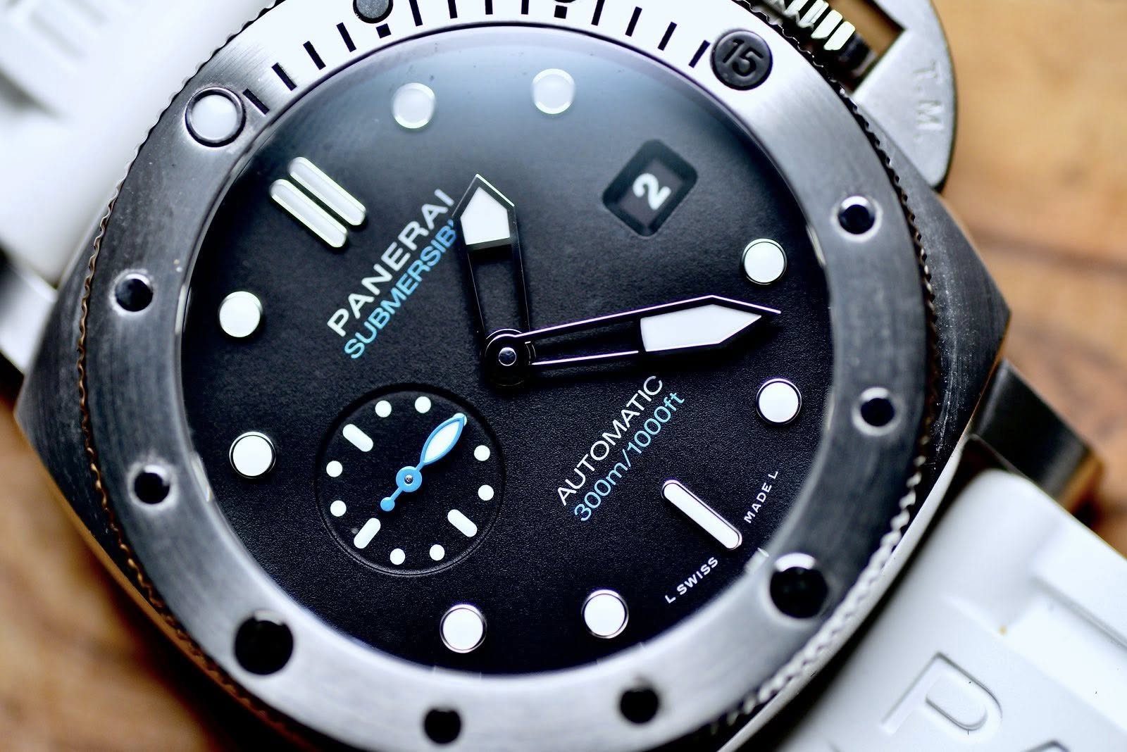 May be an image of wrist watch and text that says '小 PANERAI SUBMERSIB 本 SUBMERSIB' MADEL ٦ MADE E DE AUTOMATIC 300m 300m/1000ft 1000ft SWISS Ss SWI A L 4'