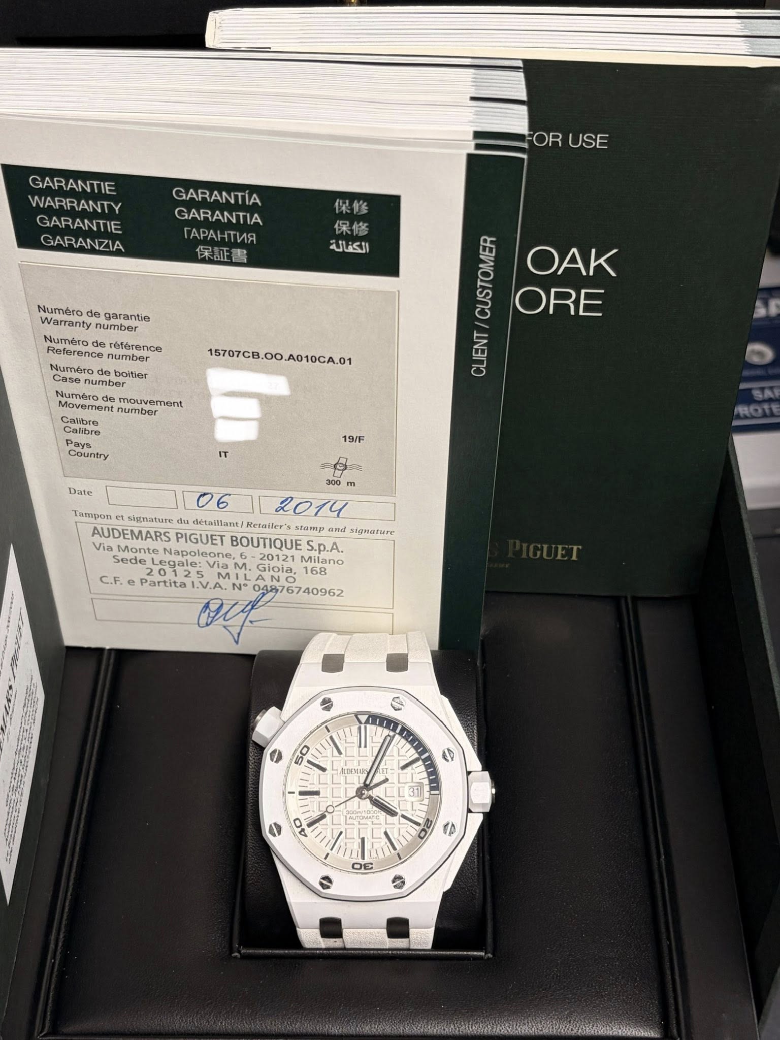 May be an image of wrist watch and text that says 'GARANTIE WARRANTY GARANTIE GARANZIA ORUSE OR USE GARANTIA GARANTIA rAPAHTИR 保証書 保修 保修 الكفالة Numéro garantie number neterence…