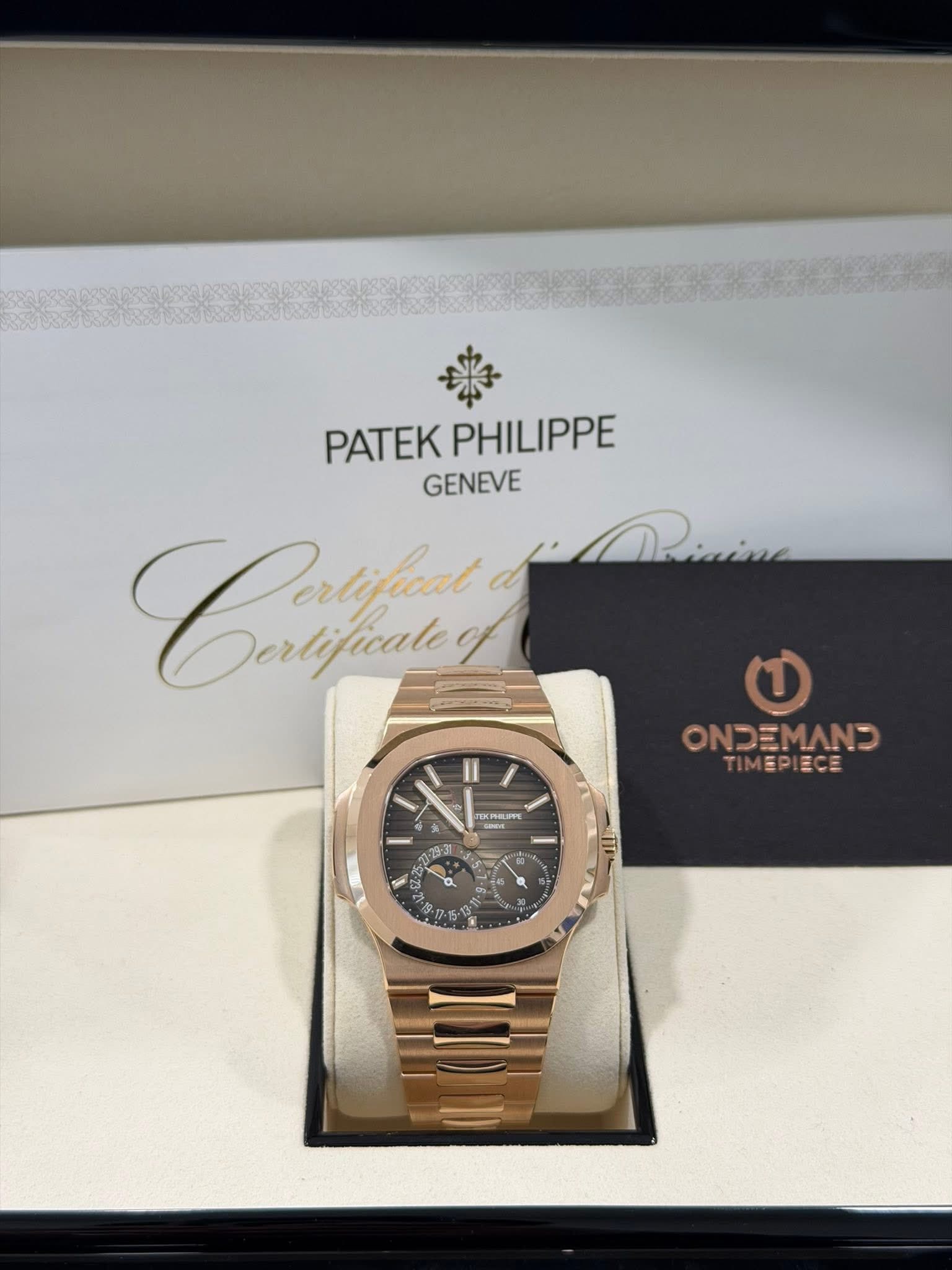 May be an image of wrist watch and text that says 'PATEK PATEKPHILIPPE PHILIPPE GENEVE Cilfur Dertifuate CRAUP כמ IMEPIECE 23 - ハ 45 金'