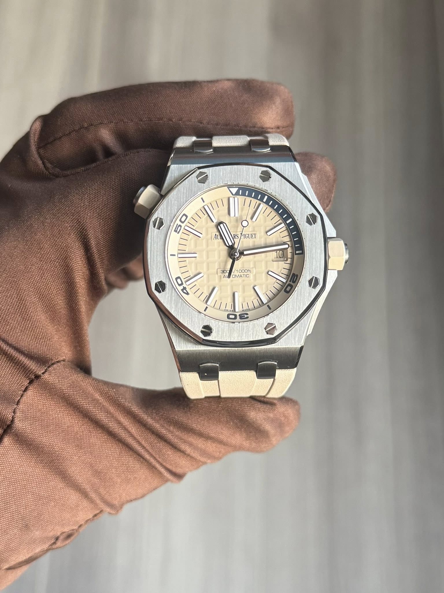 May be an image of wrist watch and text that says '50 יוי SH KUET TO 1000r e NATC 40 E O'