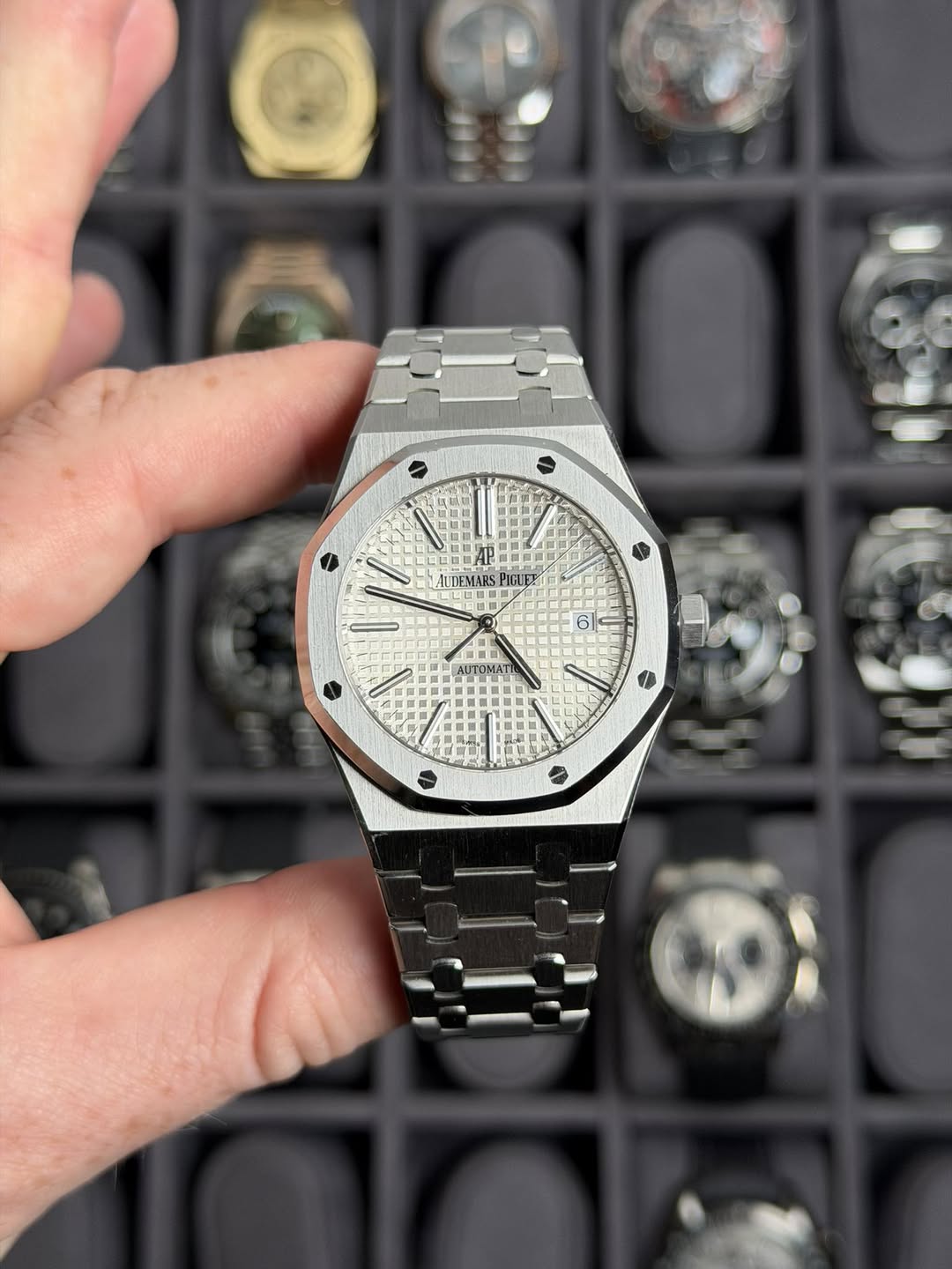 May be an image of wrist watch and text that says '- AUIDEMARSPIGUEX 6 E 0'