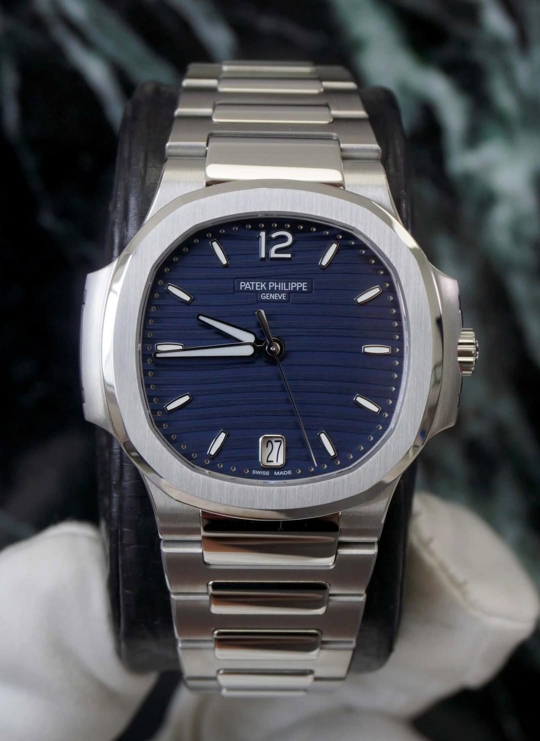 May be an image of wrist watch and text that says '12 PATE PATEKPHILIPPE GENEVE I 27 SWISS MAA'