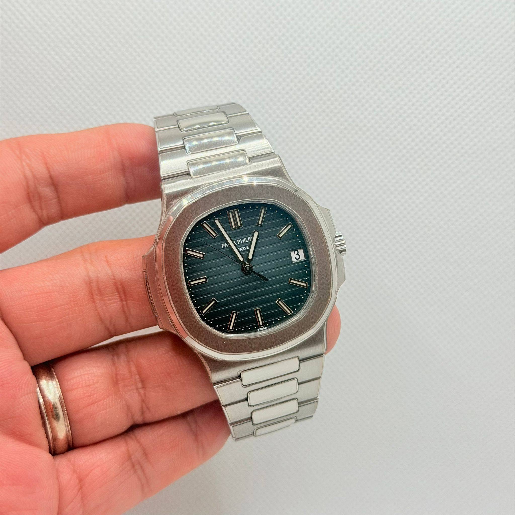 May be an image of digital watch and text that says 'F PHLF က MW U ١١'