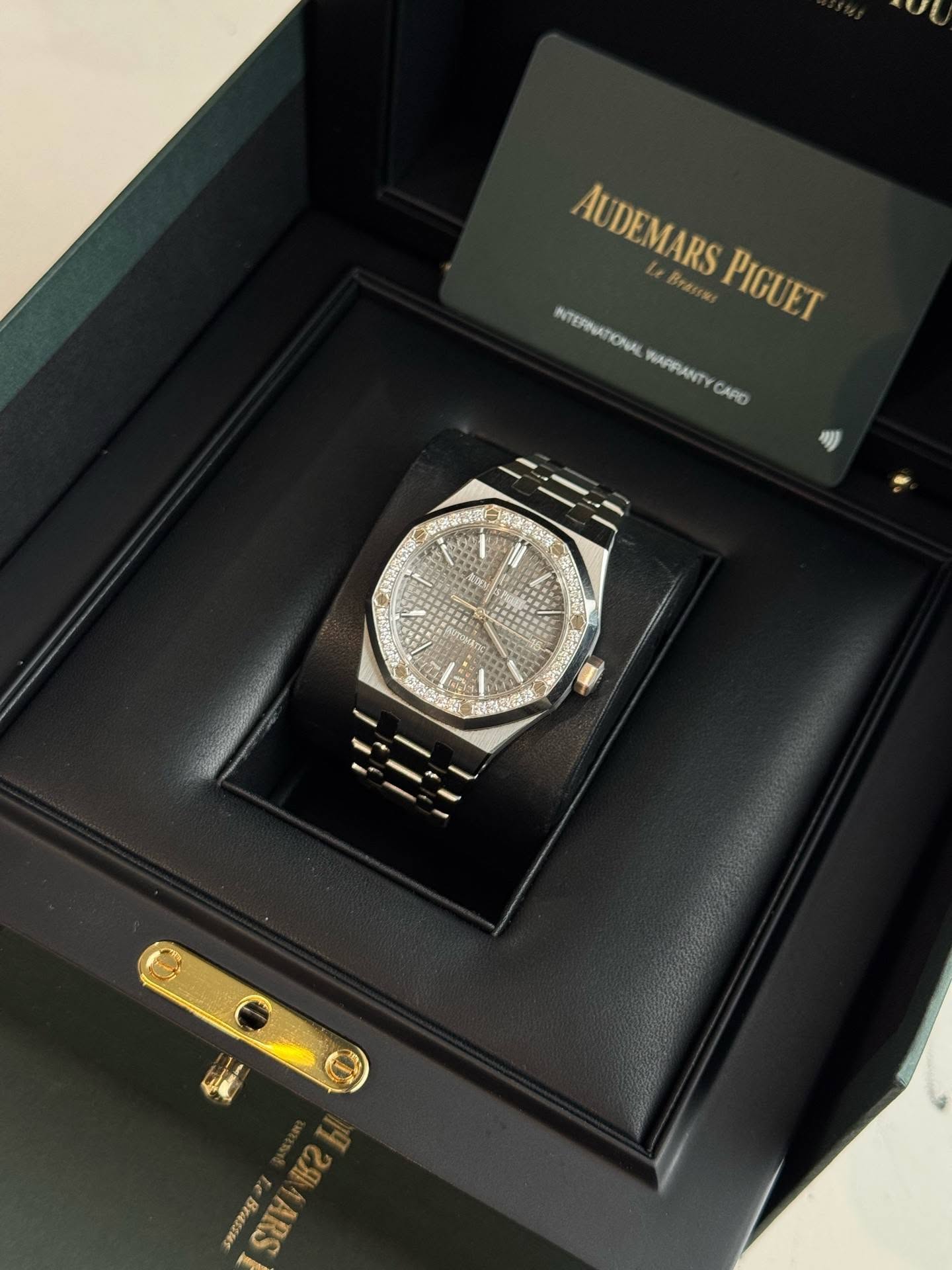 May be an image of wrist watch and text that says 'AUDEMARS 1 eBTaHR Bra PIGUET RTFRNATONA PUAL PARRANT TY FO CARE ! RS'