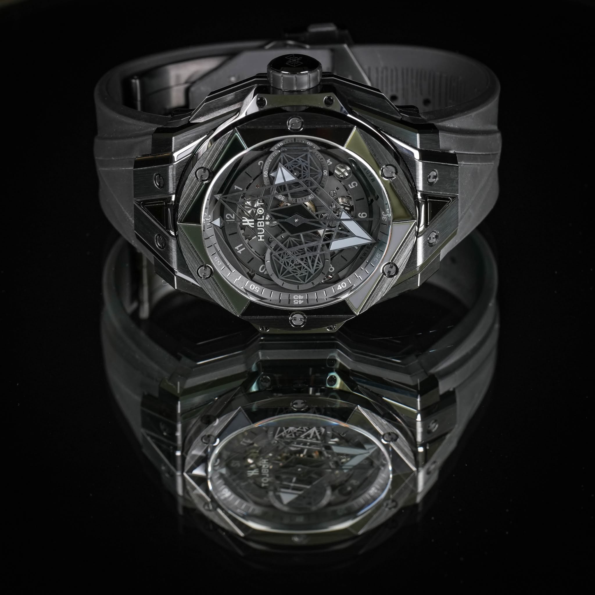 May be an image of wrist watch and text that says 'ம تا ሓ ١ؤ٣ ዘሮስት EL HUBLOT HUBEK HU HUBI 付 OR Ja 401 40 s1 活'