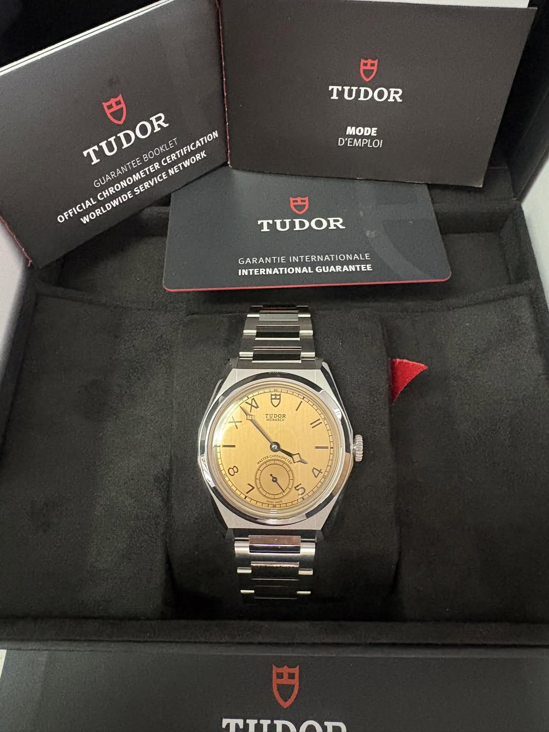 May be an image of wrist watch and text that says 'TUDOR MODE D'EMPLOI TUDOR CERTIFICATION BOOKLET GUARANTEE CHRONOMETER ceKaecиe NETWORK SERVICE OFFICIAL WORLDWIDE TUDOR…