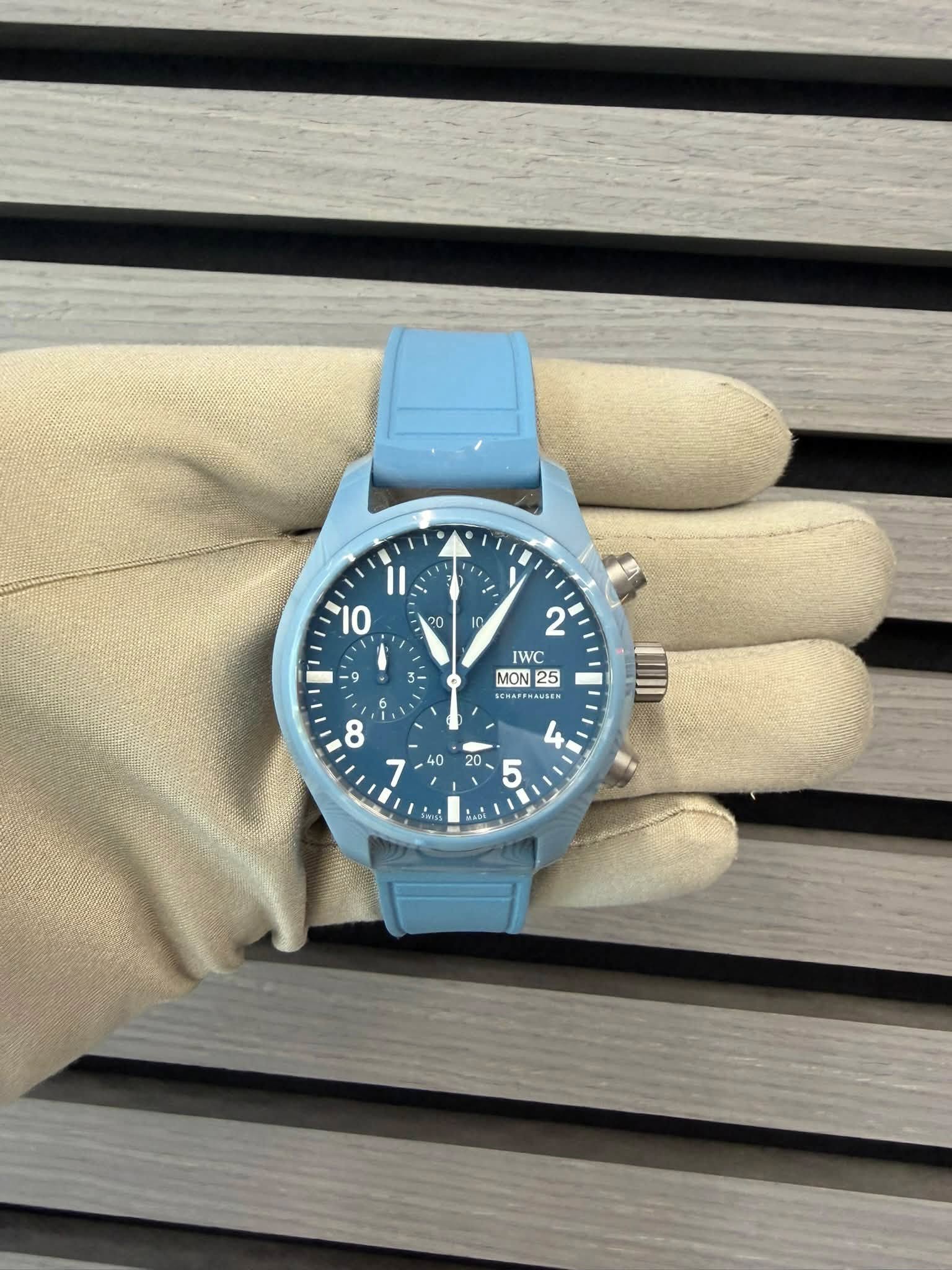 May be an image of wrist watch and text that says '1 ١ I IWC MON 25 SERAIP CHATPRSUSEN '