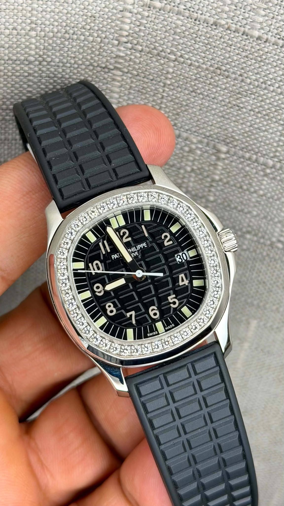 May be an image of digital watch and text that says '2 30L 2 HILIPPE PPE 10 II PATI VE E م ထ 4 5 6 7 I SWISS'