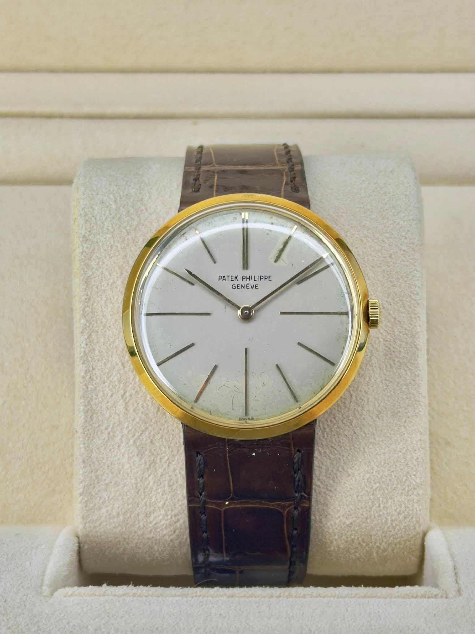May be an image of wrist watch and text that says 'PATEK PHILIPPE PATEKPHILIPPE IPPE GENÉVE nWW'