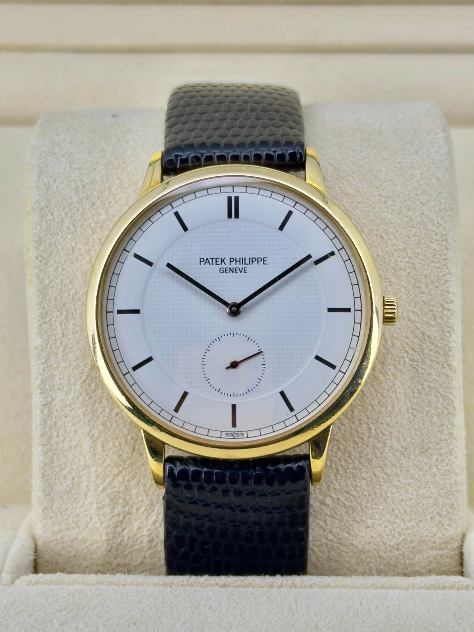 May be an image of wrist watch and text that says 'PATEK PATEKPHILIPPE PHILIPPE GENEVE * C I SWISS'