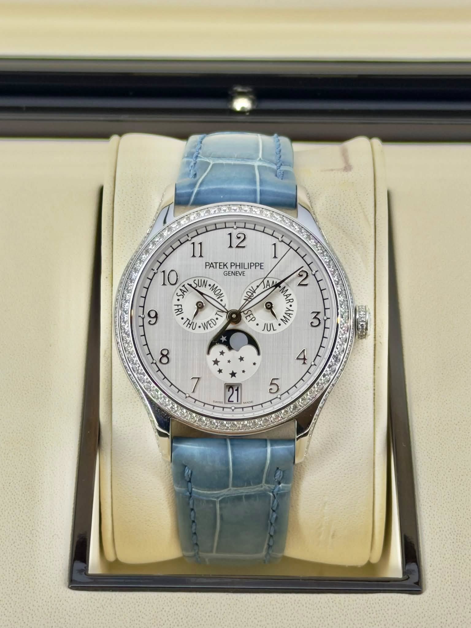 May be an image of wrist watch and text that says '12 11 PATEKPHILIF PATEK PHILIPPE IPPE 10 GENEVE SAT SUN MON R THU WED 9 2 OV Αл MAR SEP MAY JUL 건속용다 亚転区室 8 1 2 5'