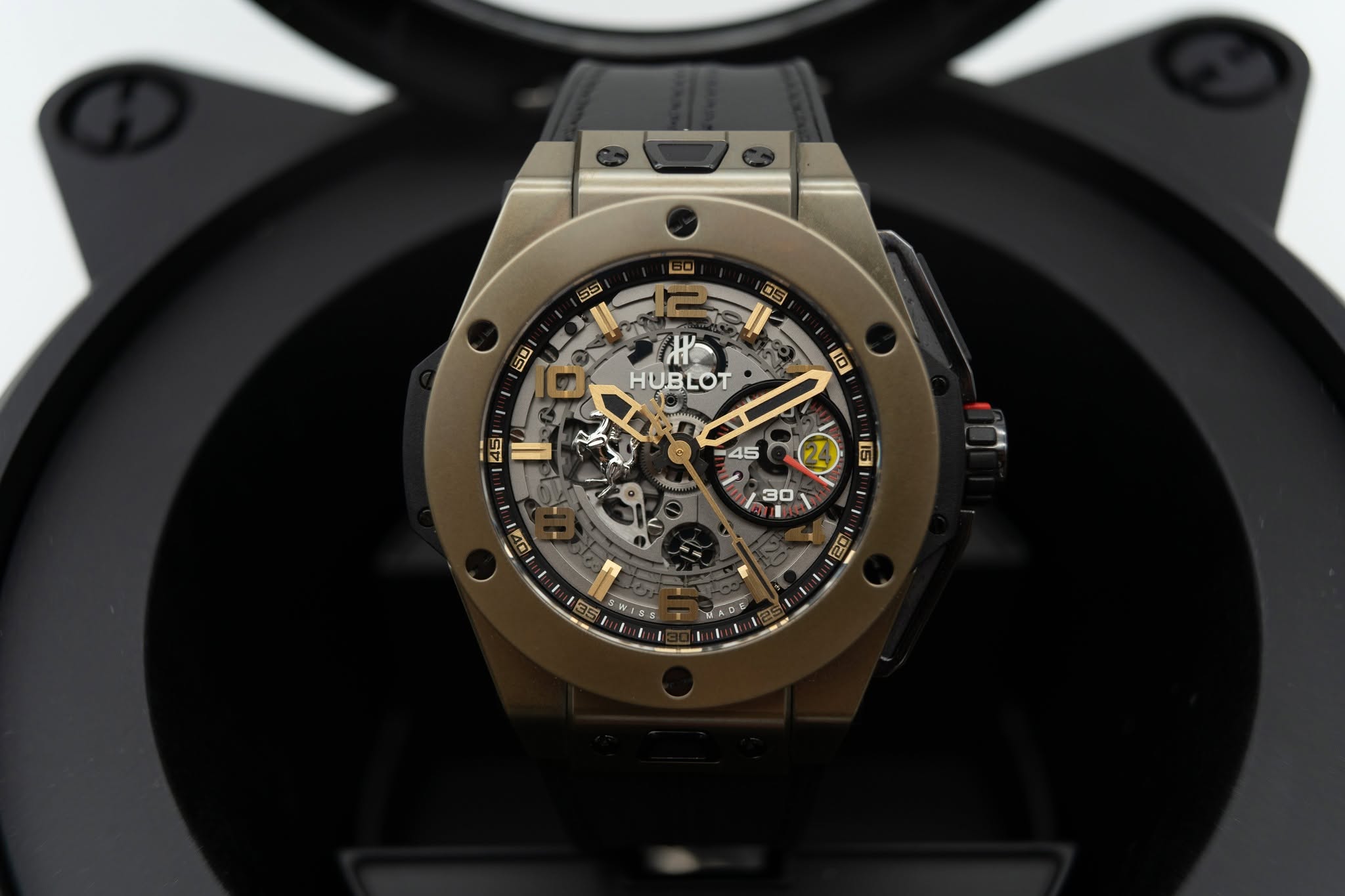 May be an image of wrist watch and text that says '白0 む 05 550 来、 HUBLOT 10 45 45 1S 30 小 A 阿類 WISS M入DS'