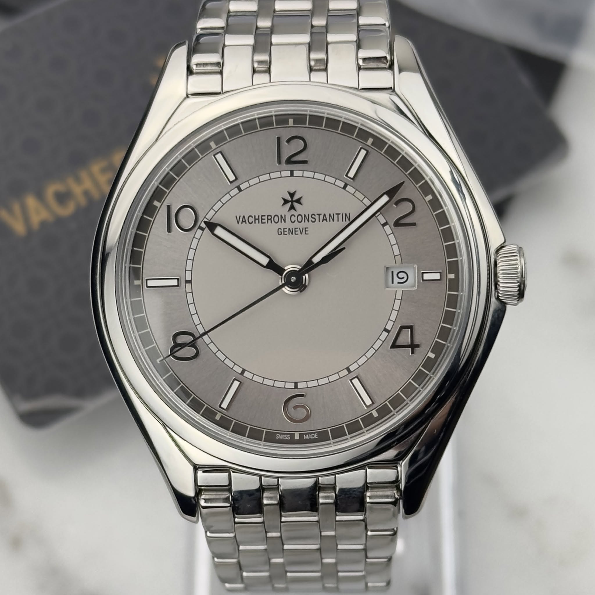 May be an image of wrist watch and text that says '12 TIIO 一 VACHE 10 時· 神一 VACHERONCONSTANTIN VACHERON CONSTANTIN C - 2 GENEVE 19 D Co I 4 6 WSS W55MA A'