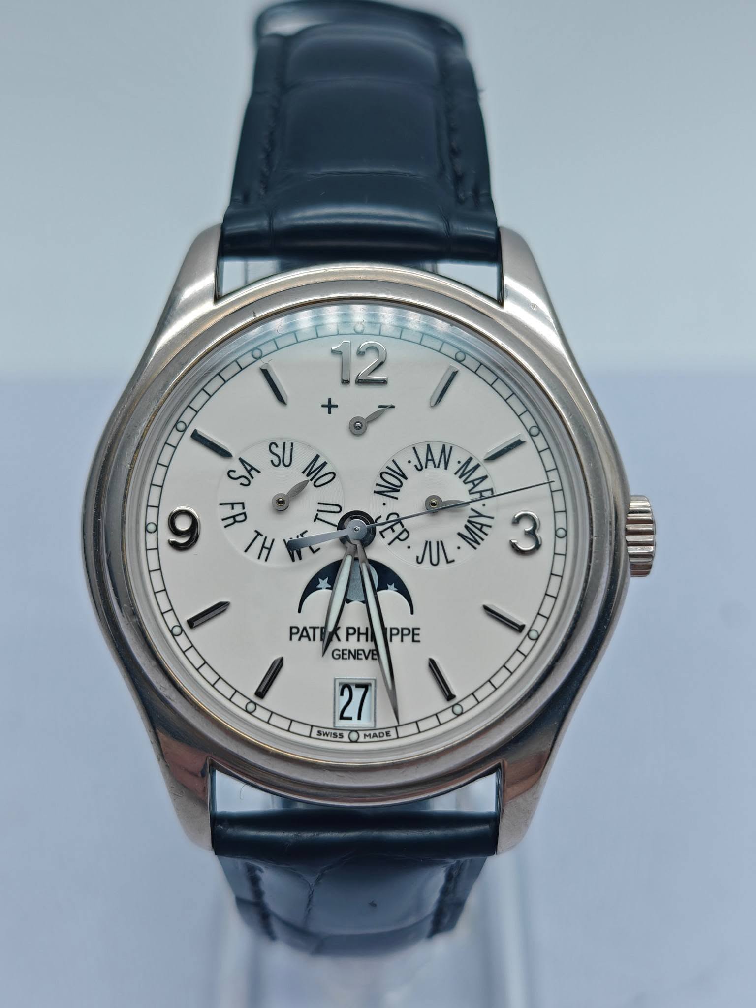 May be an image of wrist watch and text that says 'I 12 + هم I e5 SU ΜΟ JAN MA 9 عل TH PATEK PATEKPHNPPE JUL NAN 3 PAT PH Z HIPPE PPE GENEVE 27 SWTSS MADE'