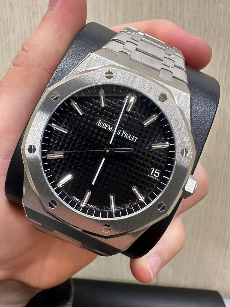May be an image of wrist watch and text that says 'E 11 ات AUDEM AUDEM, S PIGUET PIGUET 15 SWISS MADE'